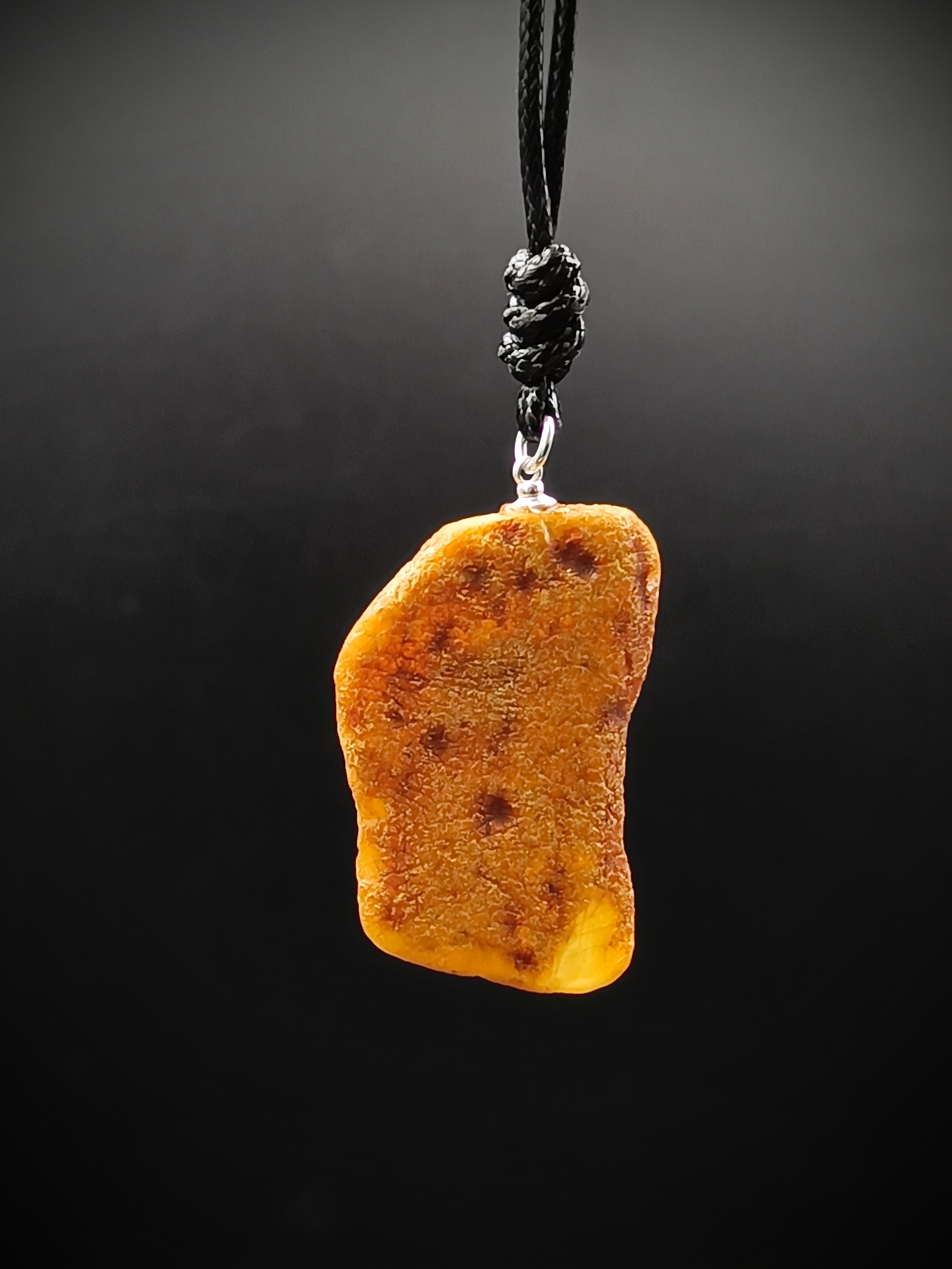 Wisiorek. Naturalny bursztyn bałtycki i srebro 925.