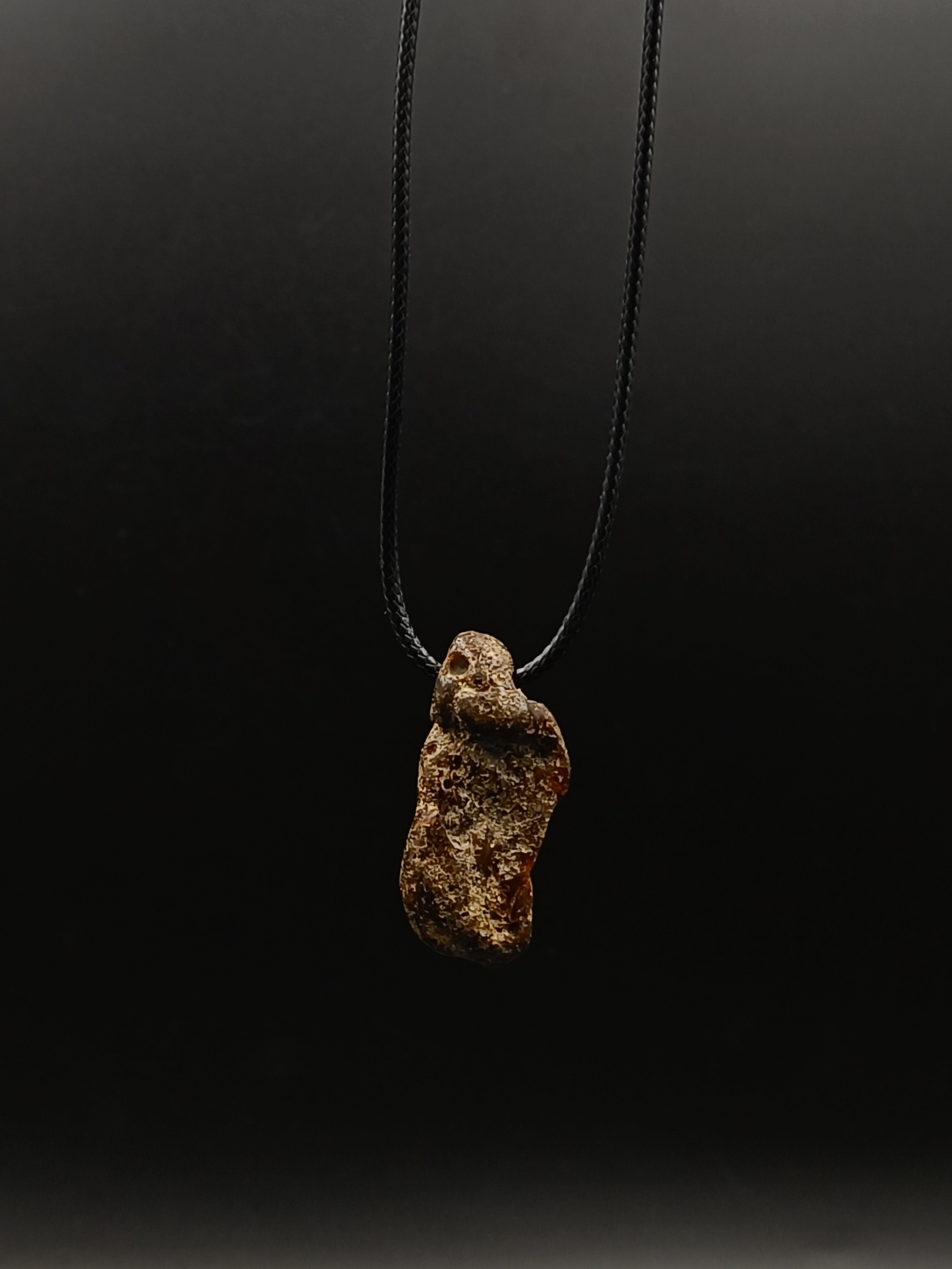 Wisiorek. Naturalny bursztyn bałtycki.