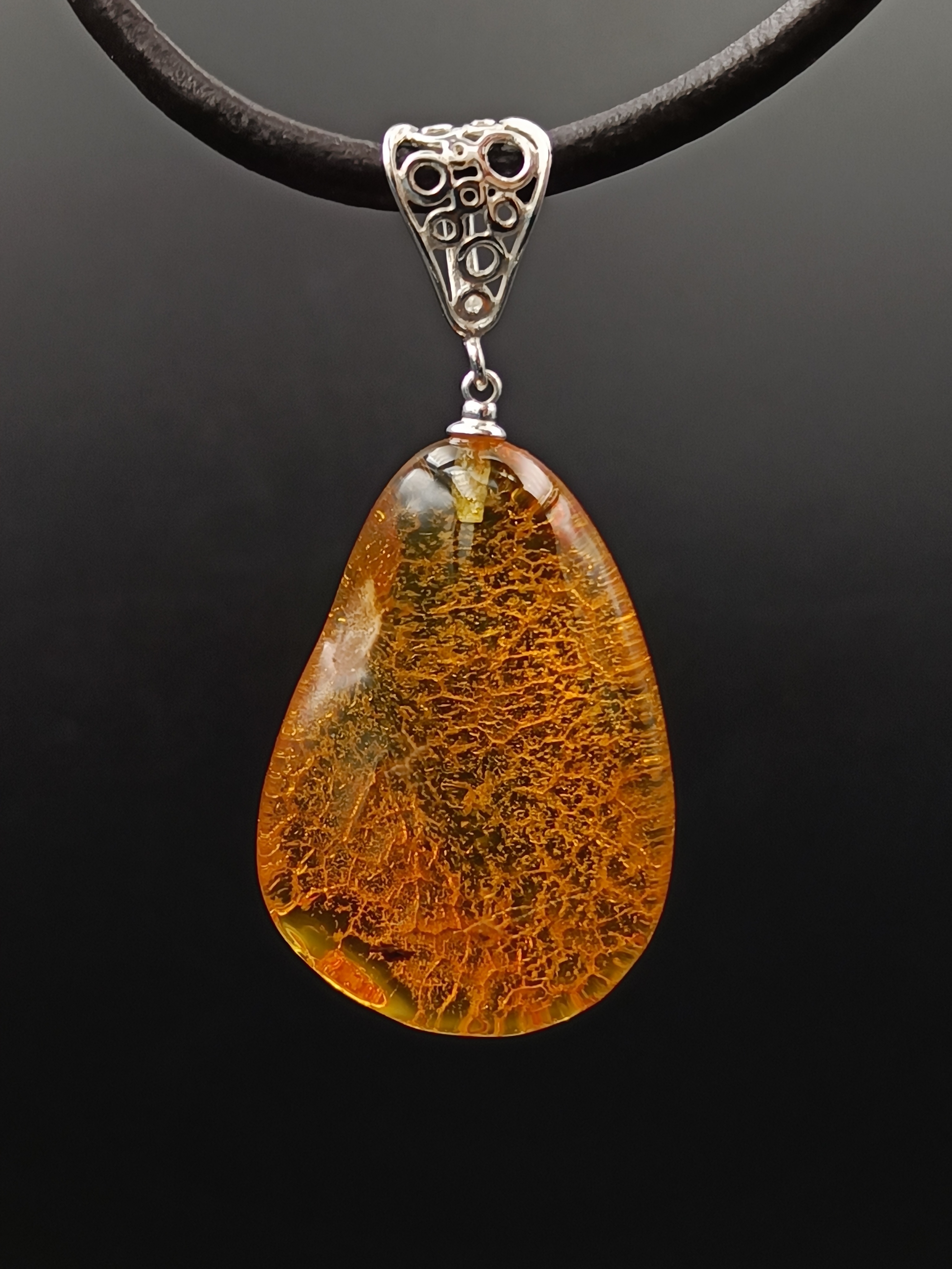 Wisiorek. Naturalny bursztyn bałtycki i srebro próby 925. Unikat.