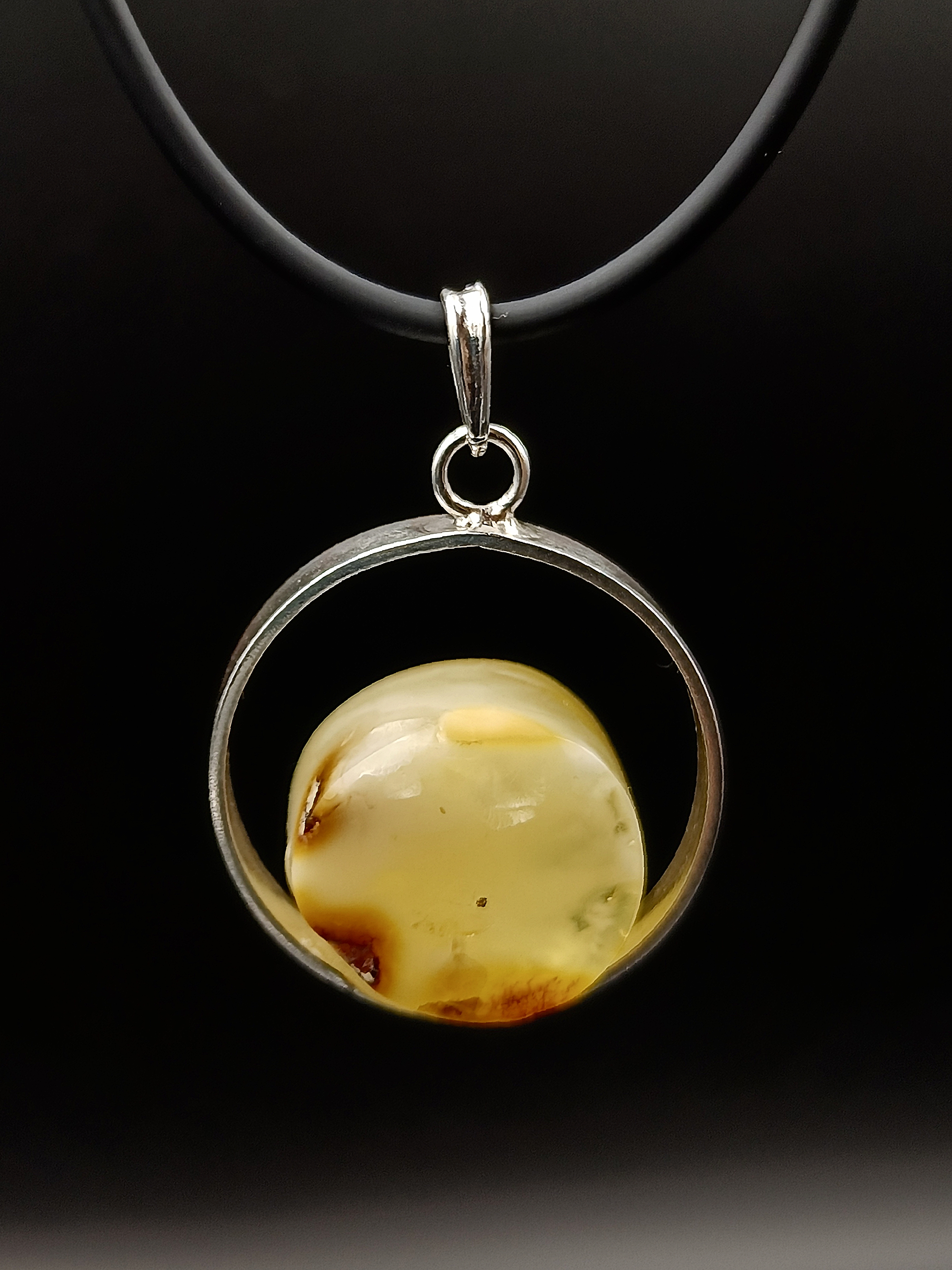 Wisiorek. Naturalny bursztyn bałtycki i srebro próby 925. Unikat.