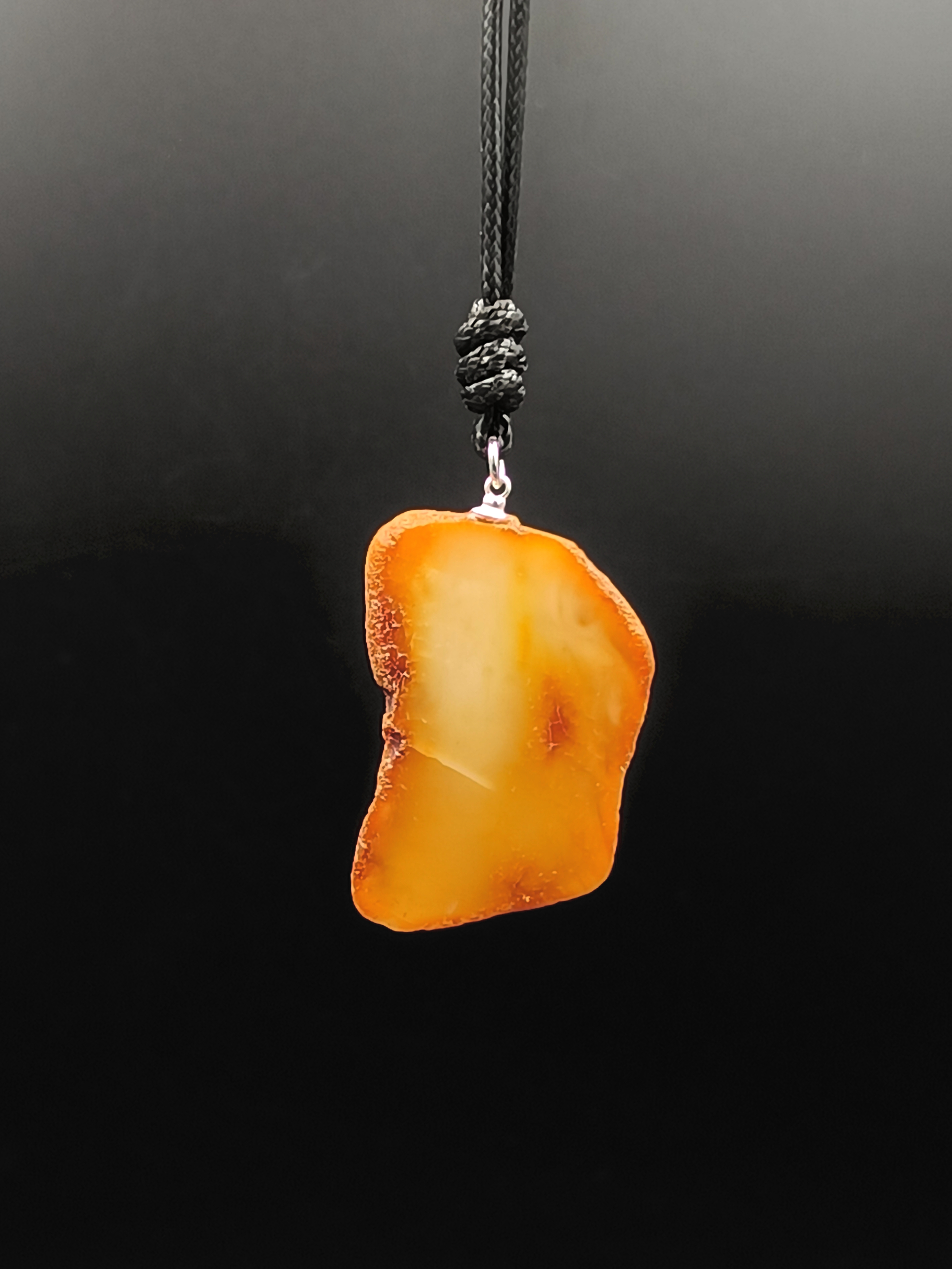Wisiorek. Naturalny bursztyn bałtycki i srebro 925.