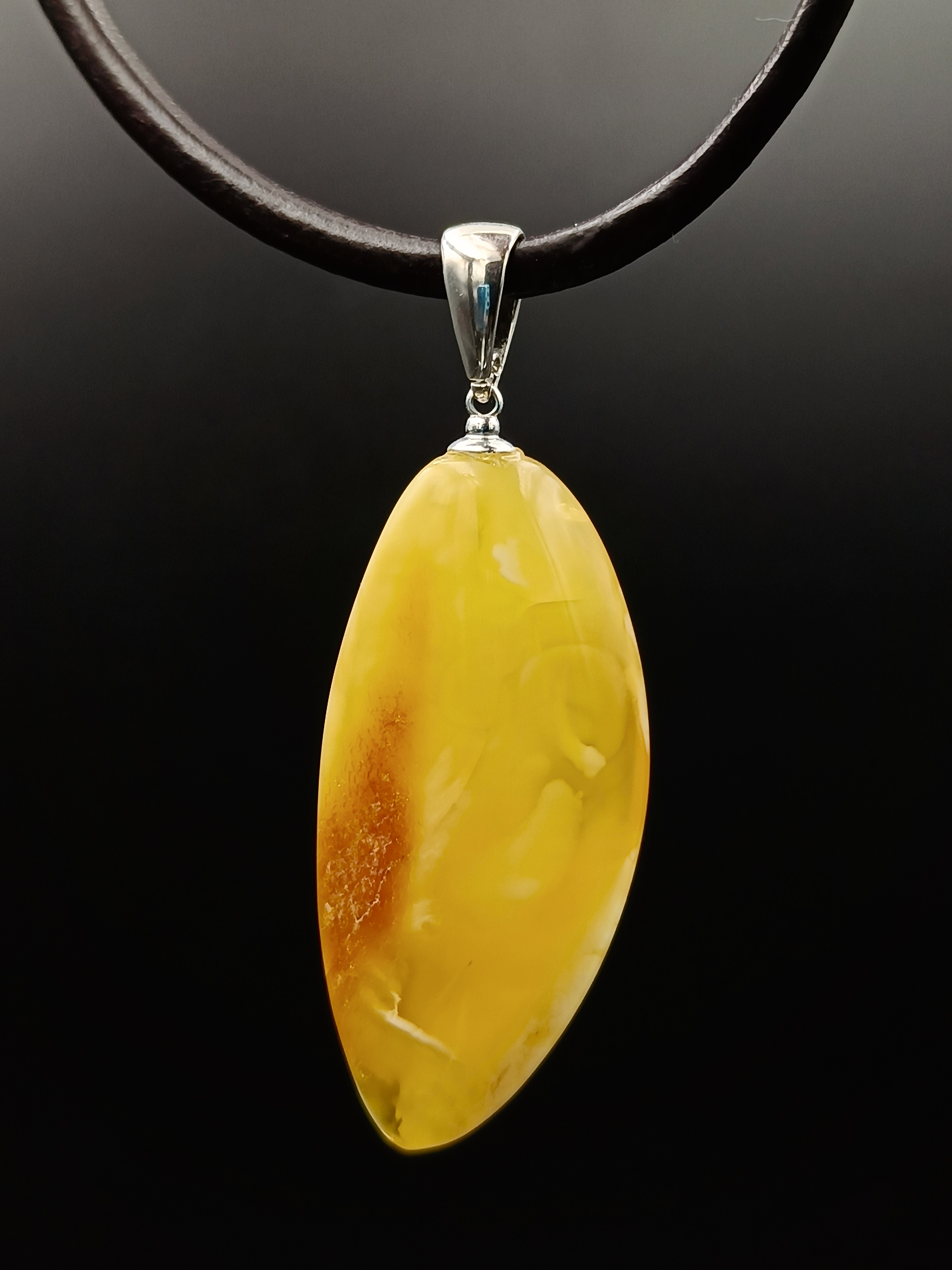 Wisiorek. Naturalny bursztyn bałtycki i srebro próby 925. Unikat.