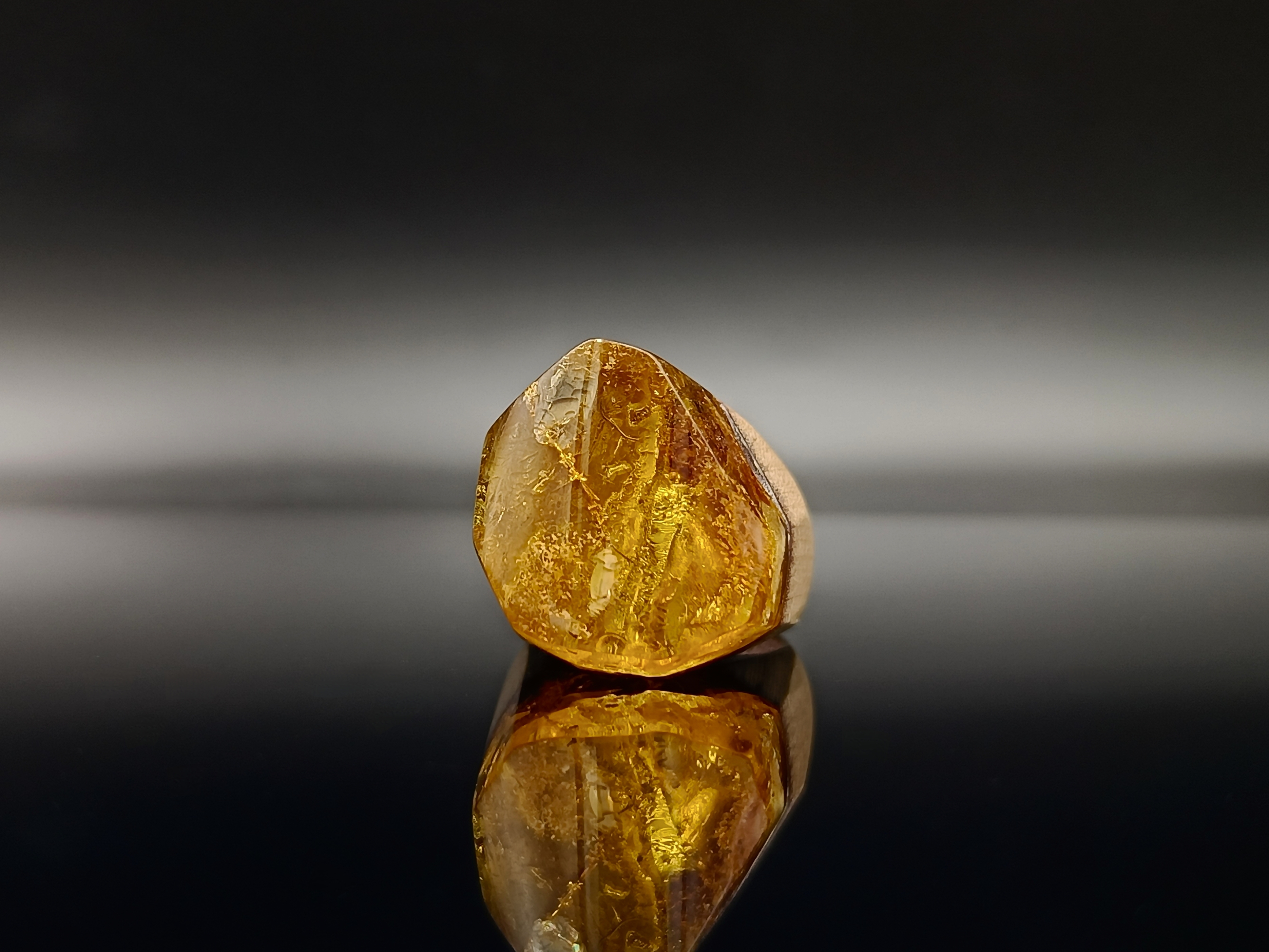 Pierścionek. Bursztyn bałtycki i drewno.