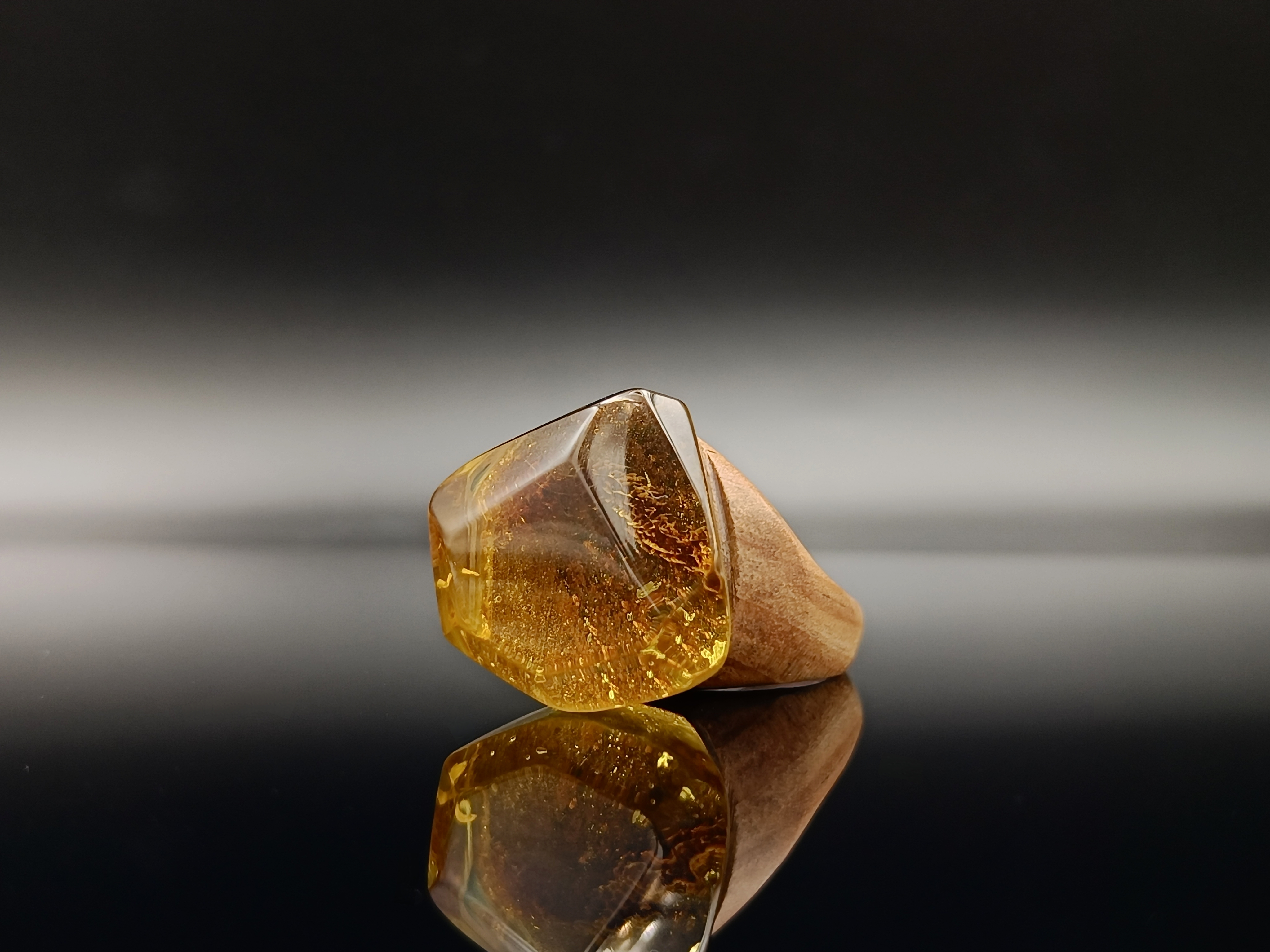 Pierścionek. Bursztyn bałtycki i drewno.