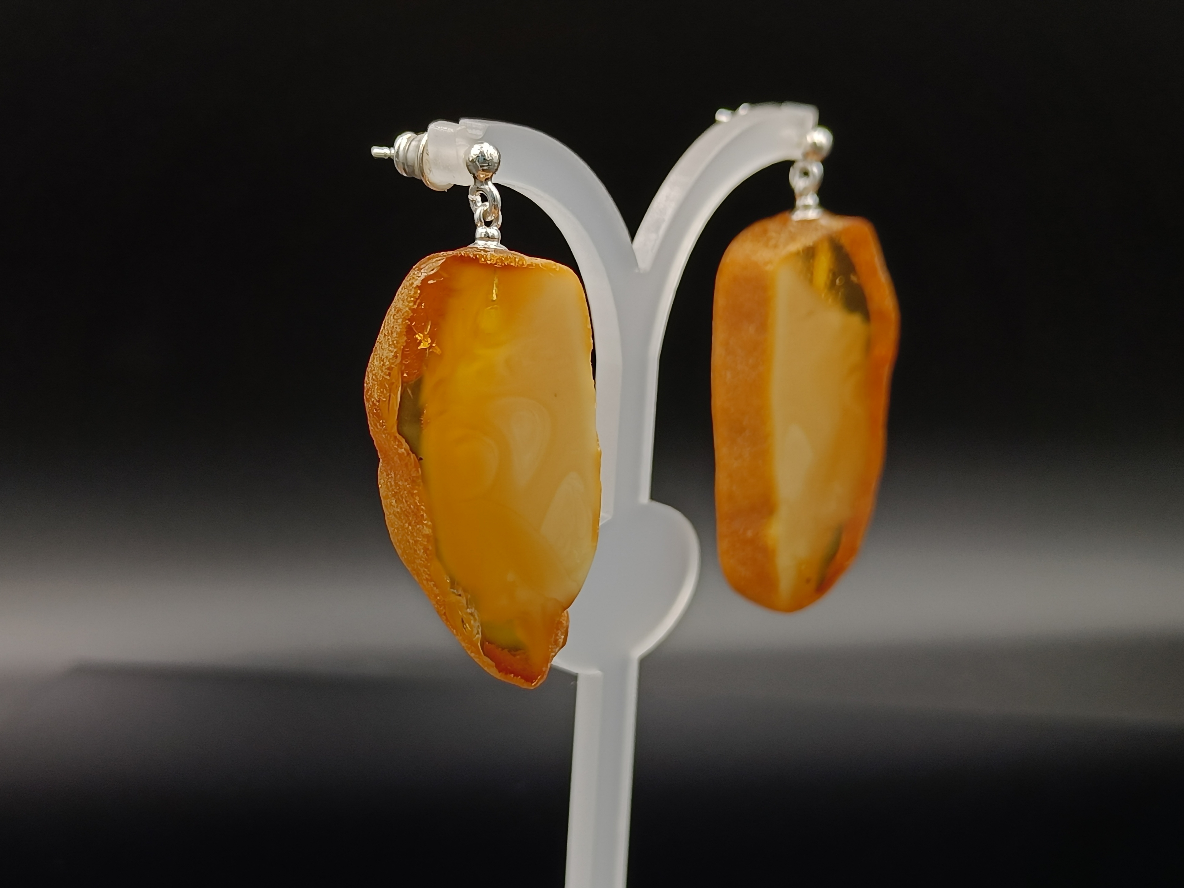 Kolczyki. Bursztyn bałtycki i srebro próby 925. Pudełko gratis.