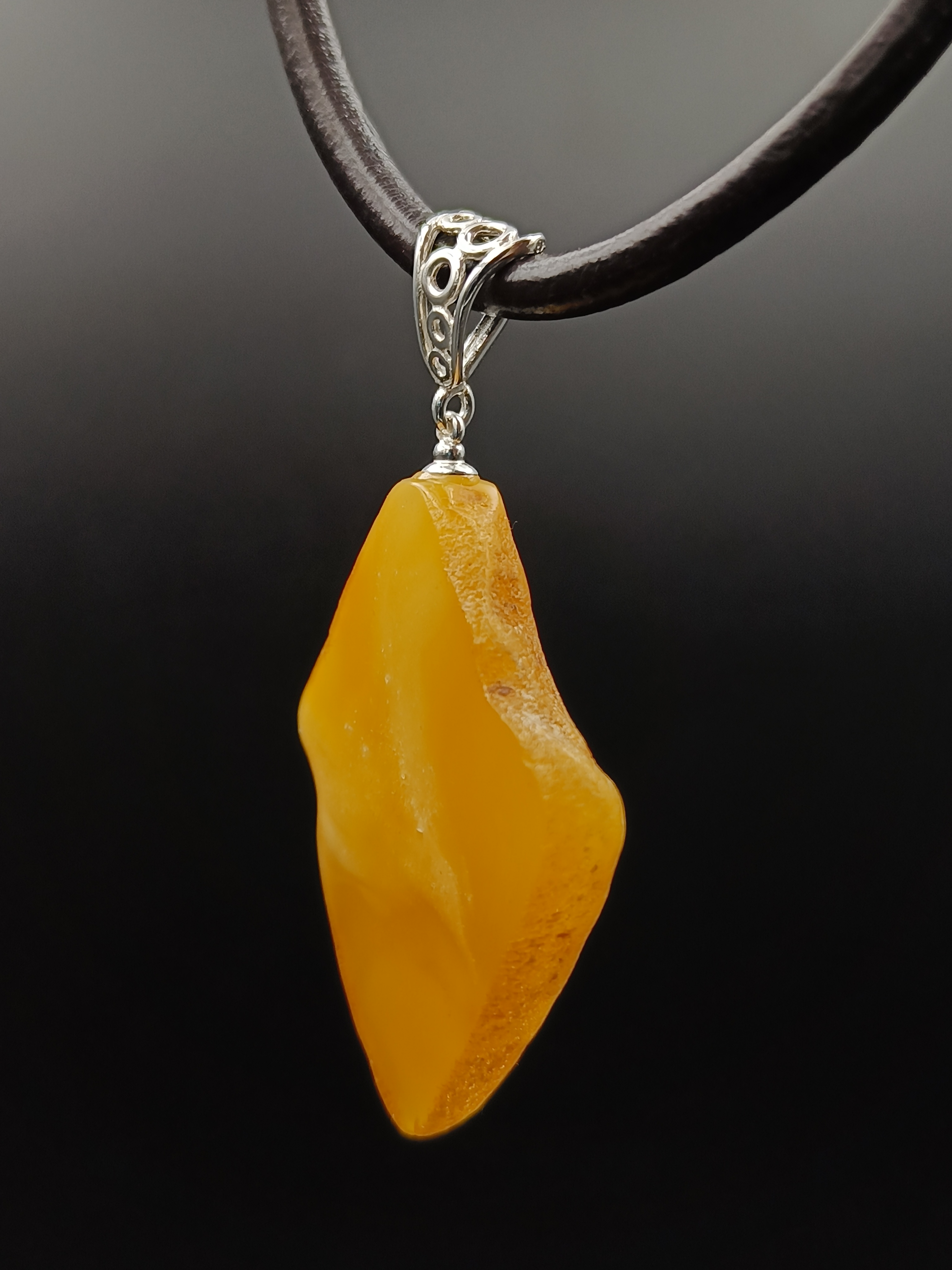 Wisiorek. Naturalny bursztyn bałtycki i srebro próby 925. Unikat.