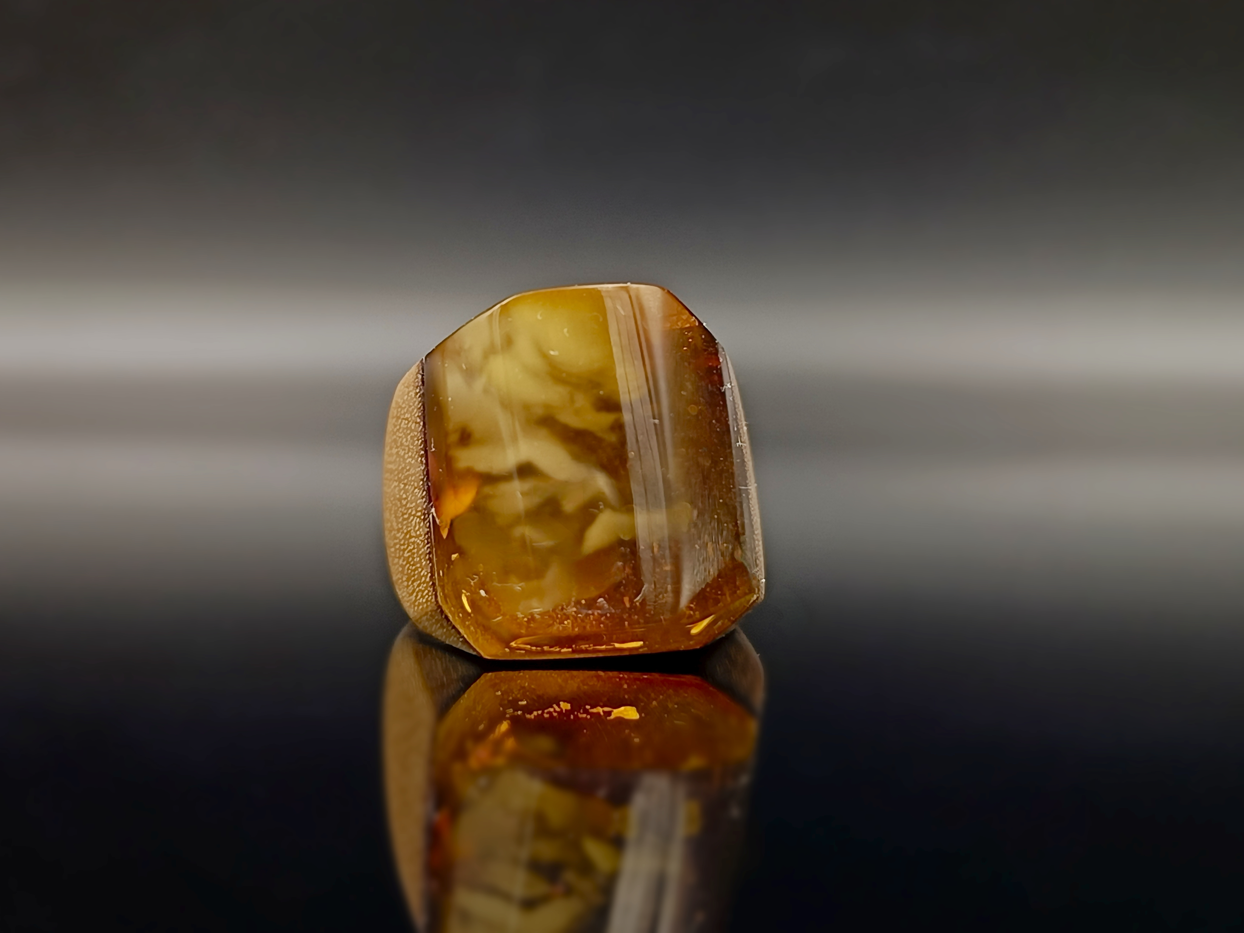 Pierścionek. Bursztyn bałtycki i drewno.