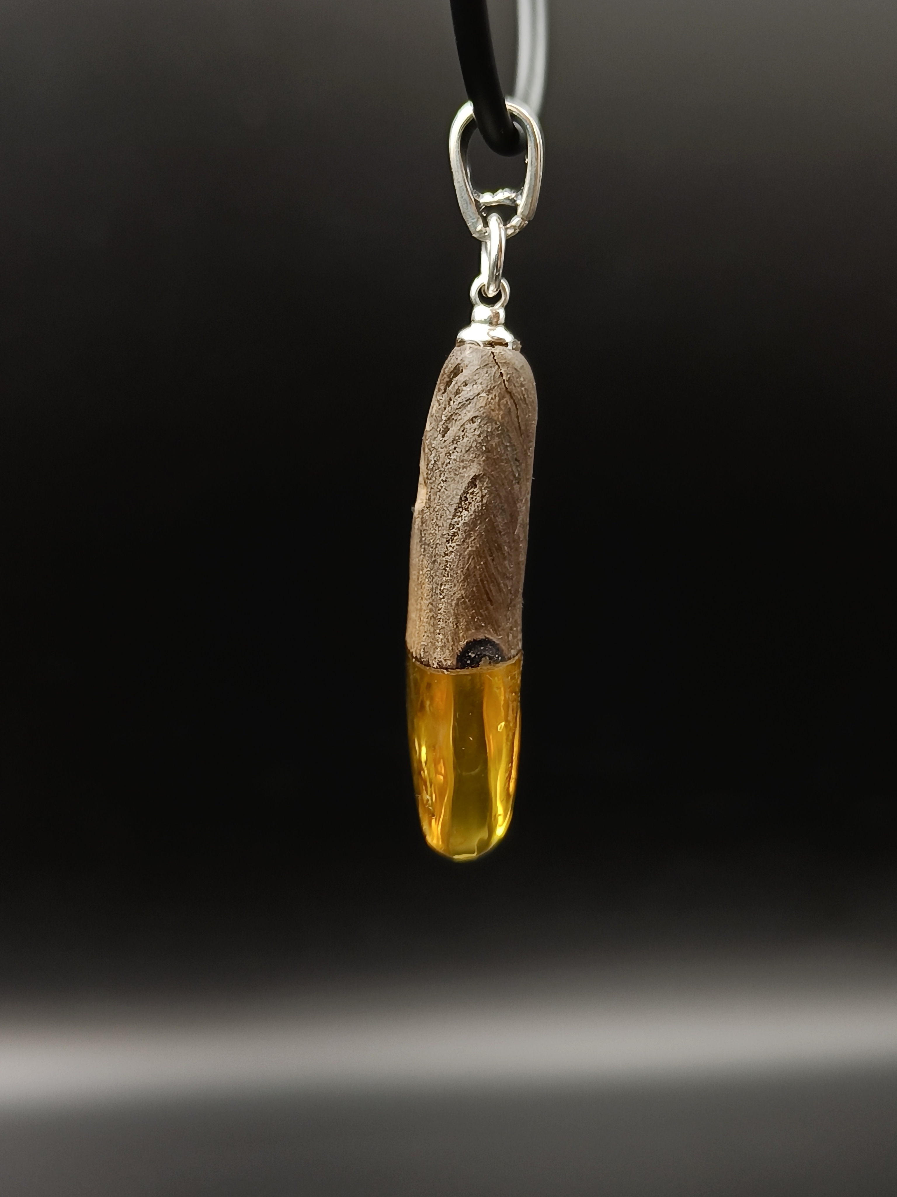 Wisiorek. Naturalny bursztyn bałtycki, drewno i srebro próby 925. Unikat.