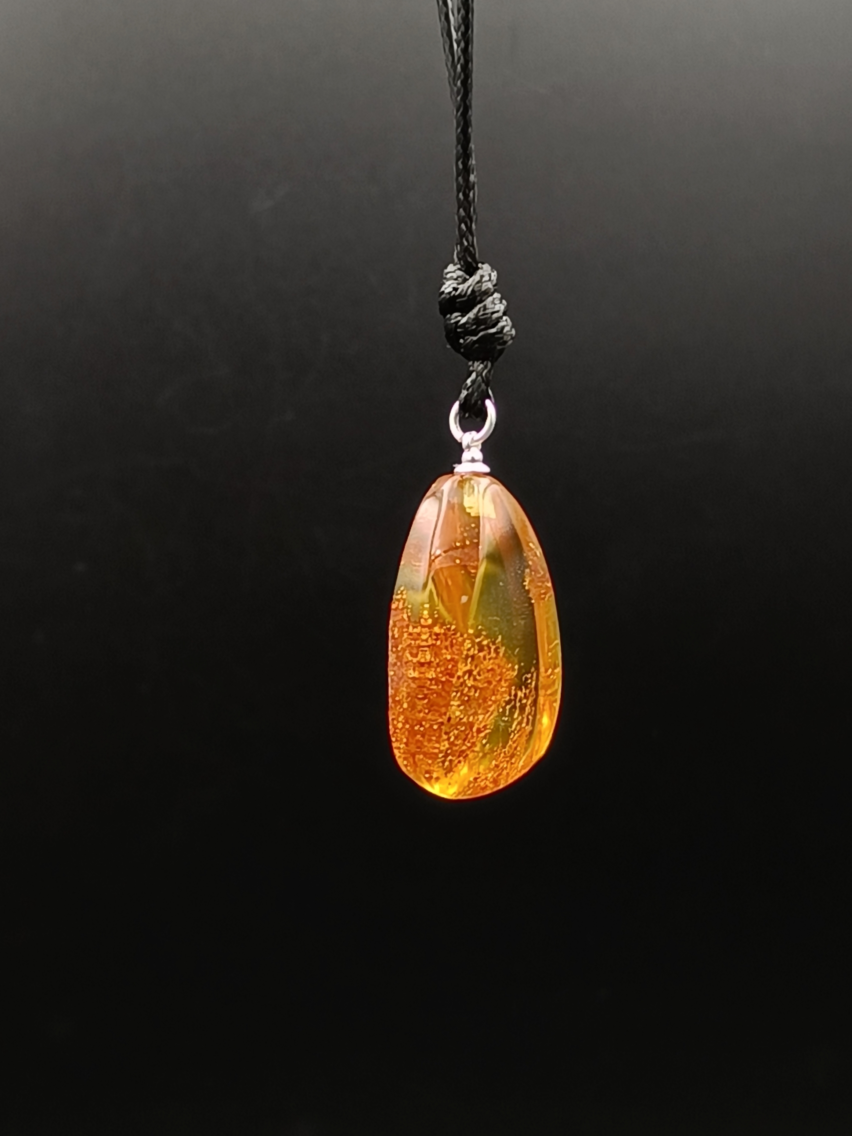 Wisiorek. Naturalny bursztyn bałtycki i srebro 925.