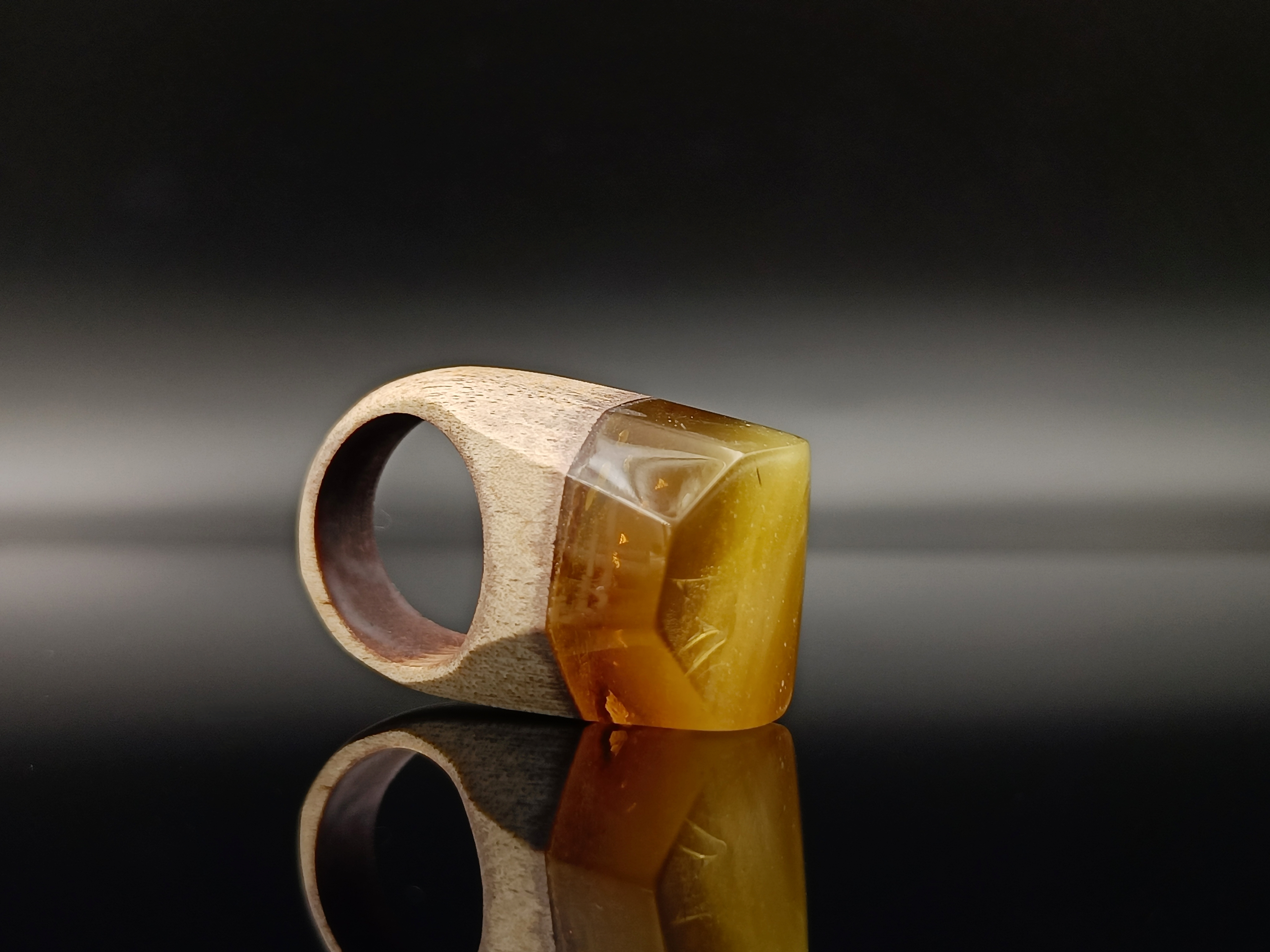 Pierścionek. Bursztyn bałtycki i drewno.