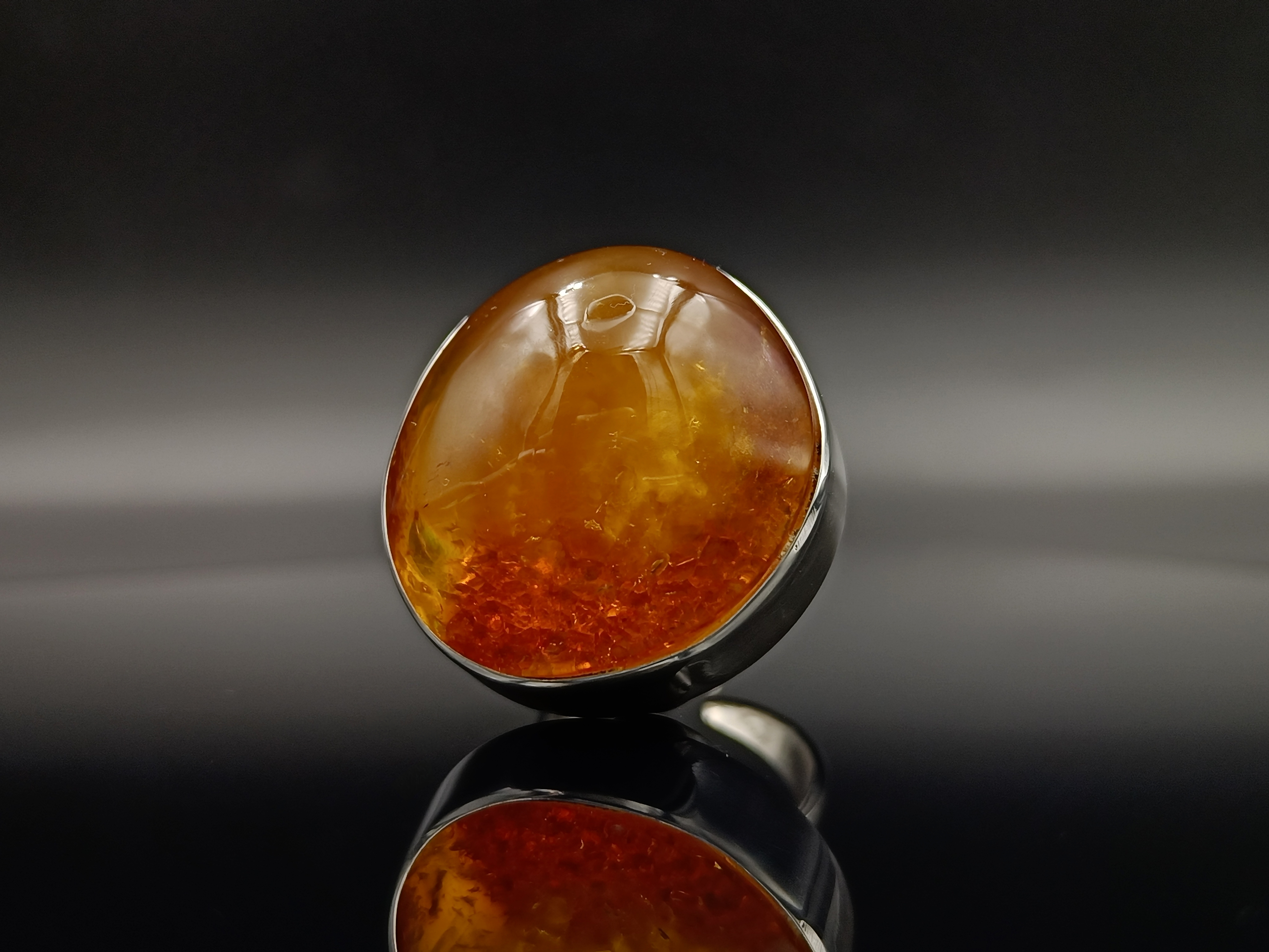 Pierścionek. Naturalny bursztyn bałtycki i srebro próby 925. Unikat.