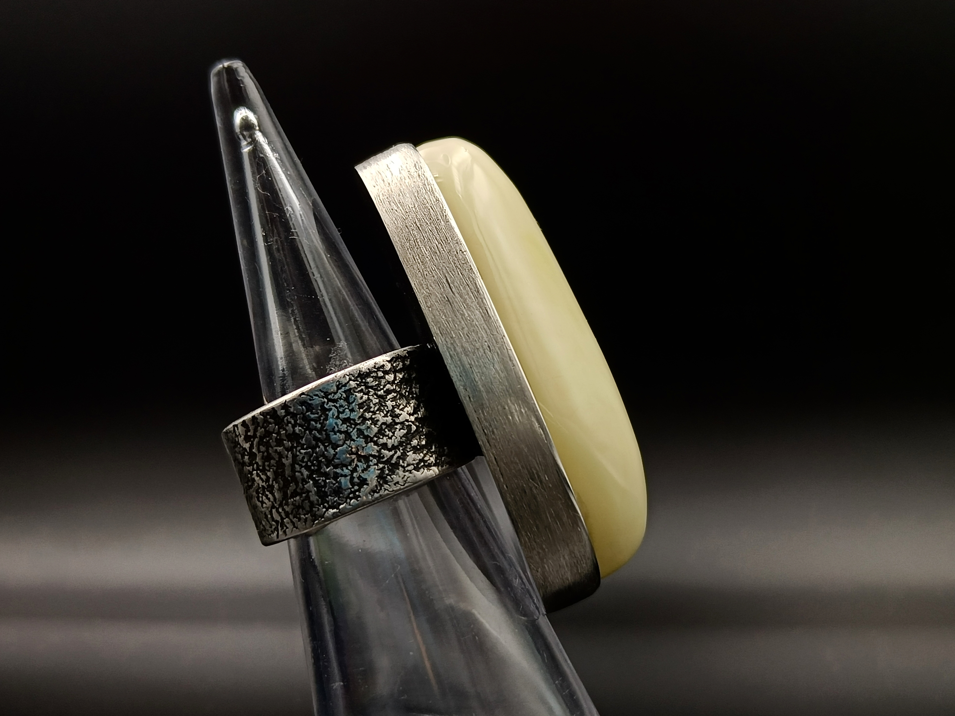 Pierścionek. Biały bursztyn bałtycki i srebro próby 925. Unikat.