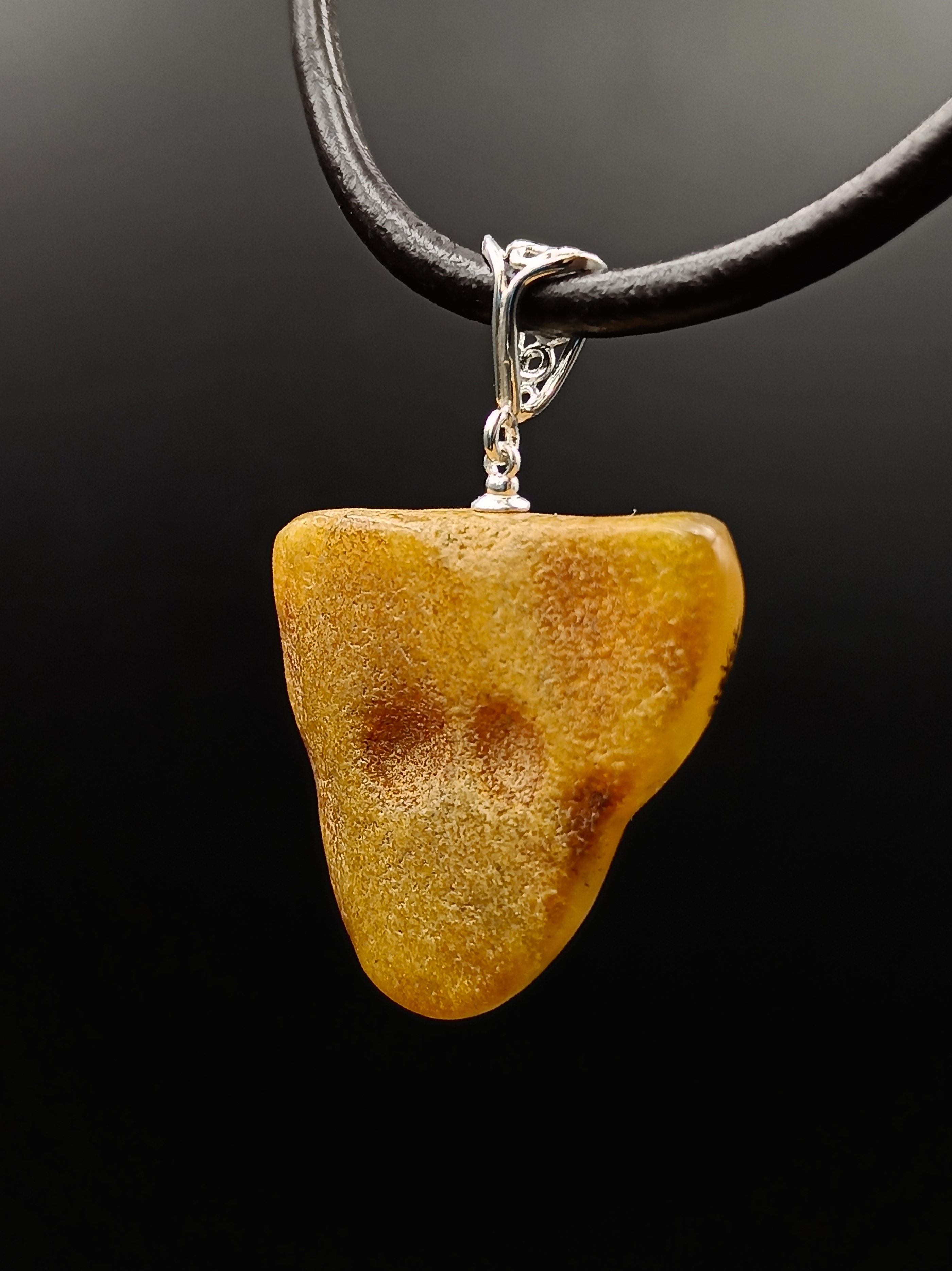 Wisiorek. Naturalny bursztyn bałtycki i srebro próby 925. Unikat.