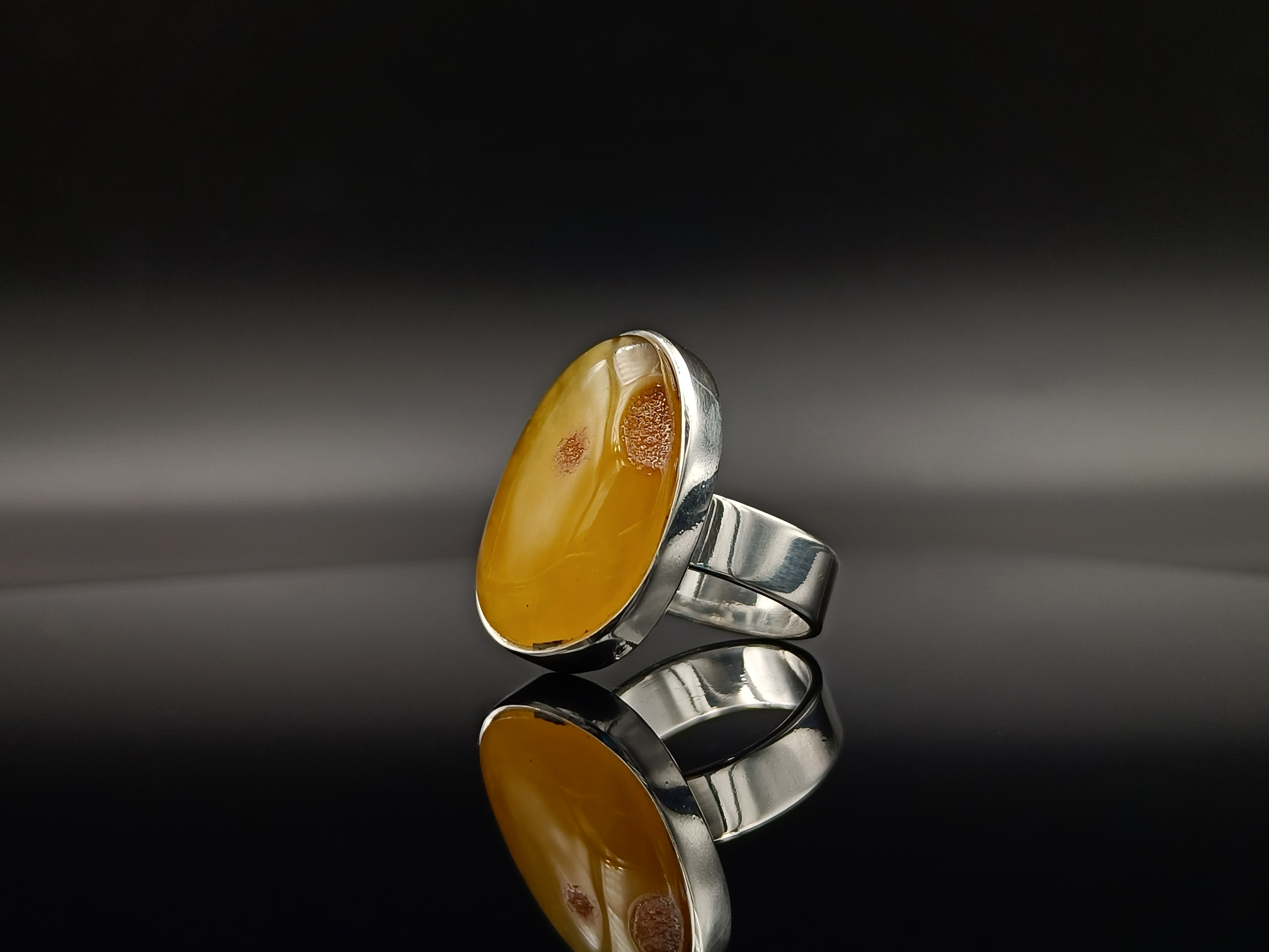 Pierścionek. Naturalny bursztyn bałtycki i srebro próby 925. Unikat.