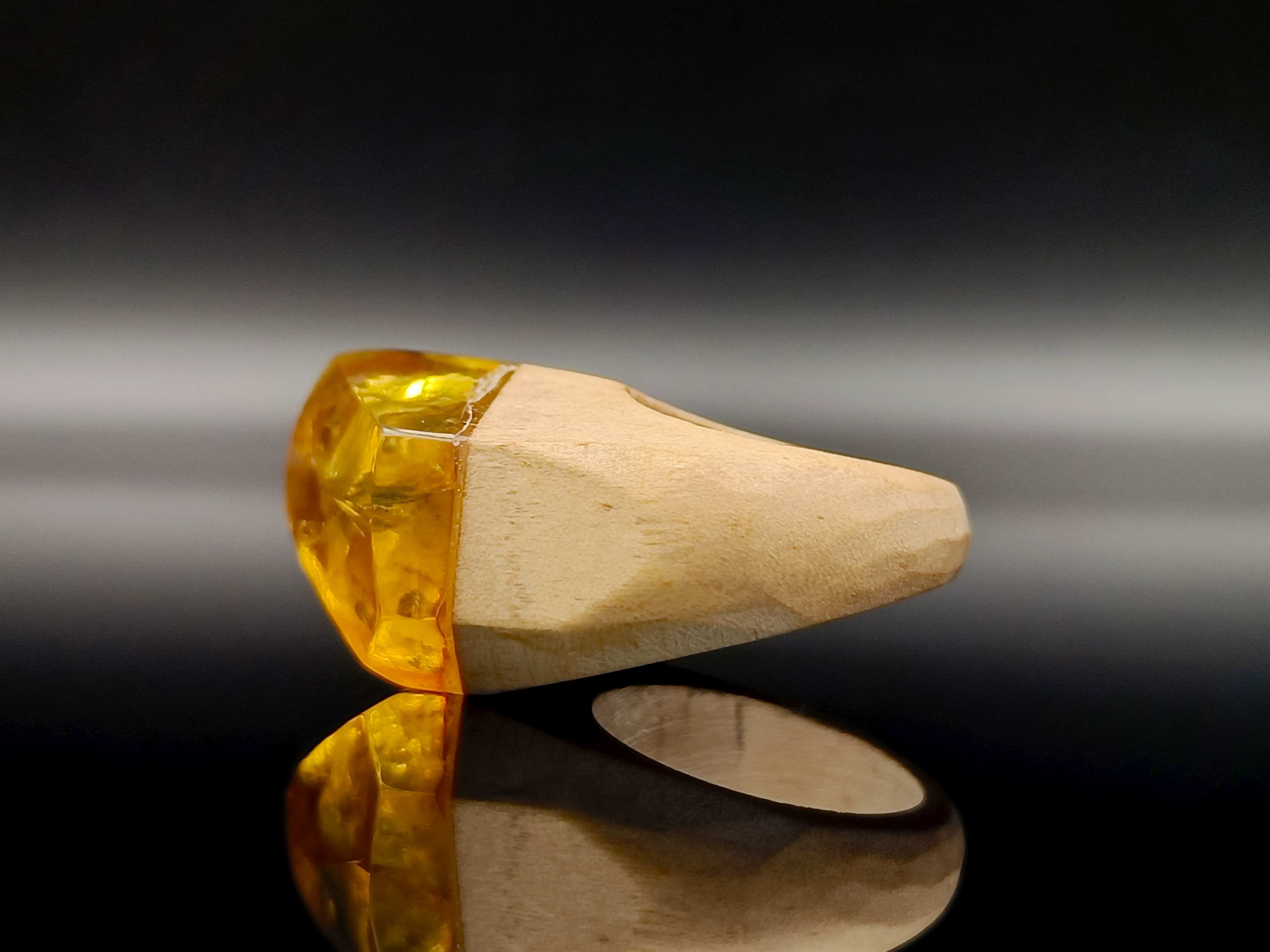 Pierścionek. Bursztyn bałtycki i drewno.