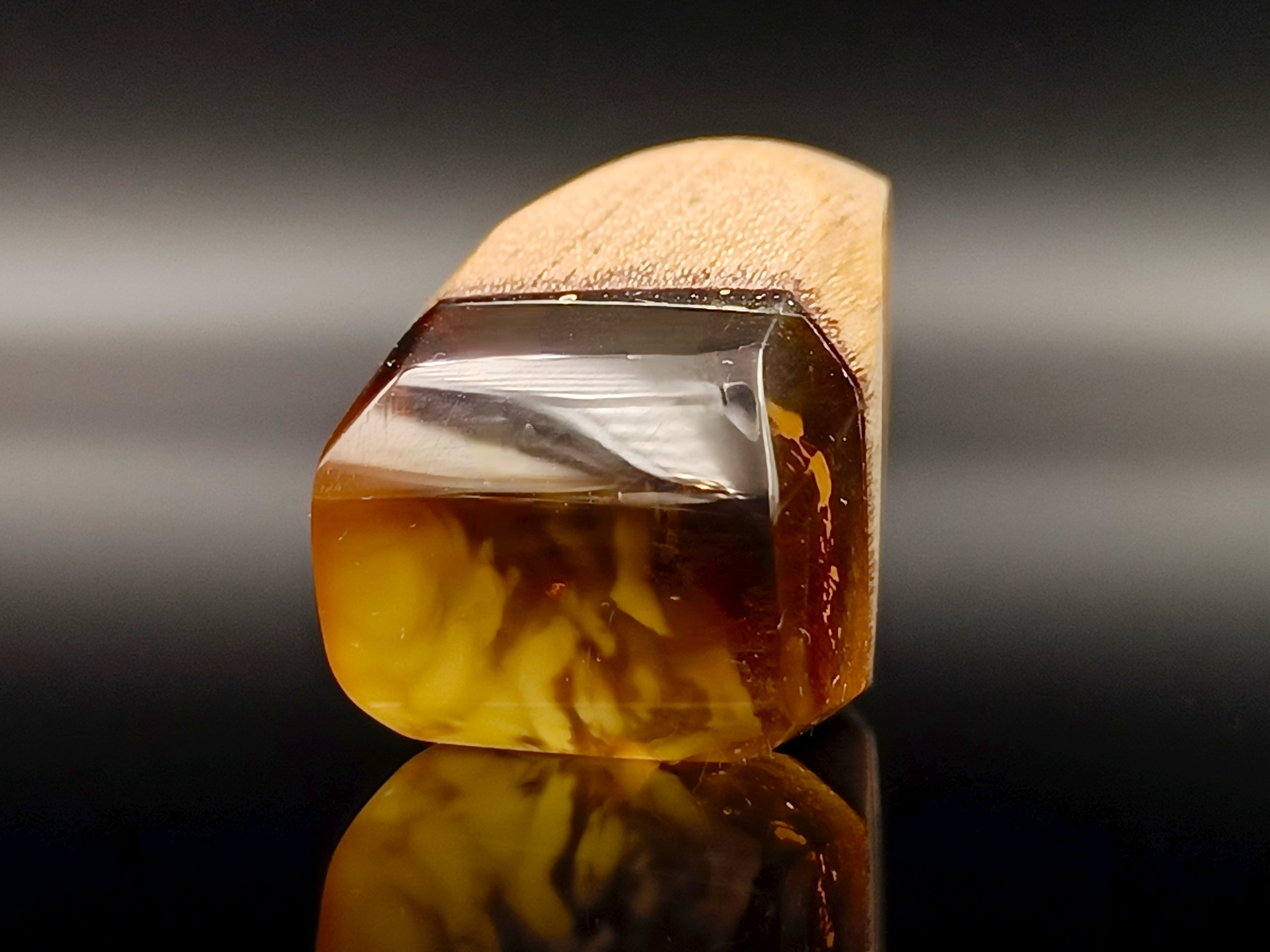 Pierścionek. Bursztyn bałtycki i drewno.