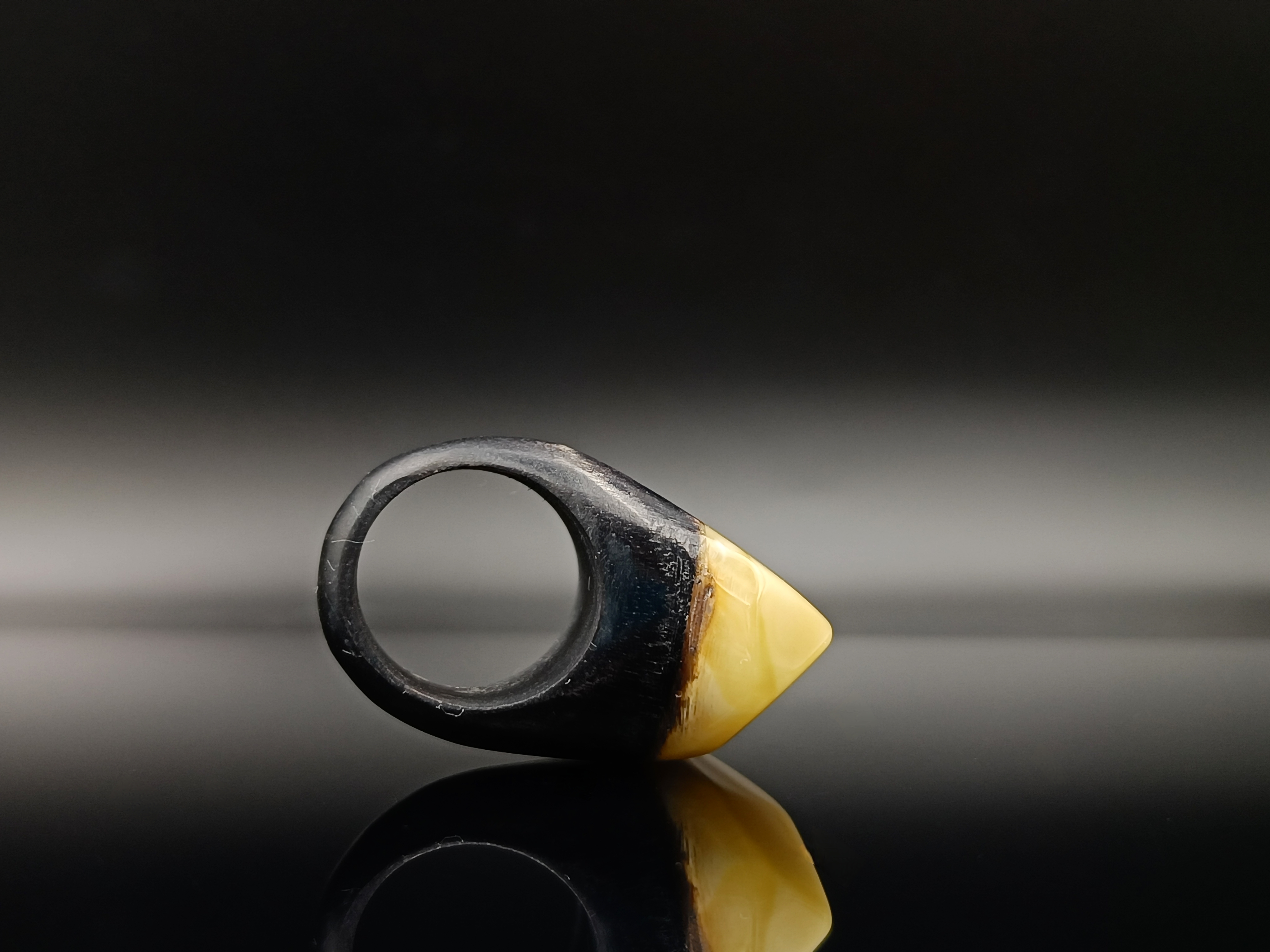 Pierścionek. Bursztyn bałtycki i drewno.