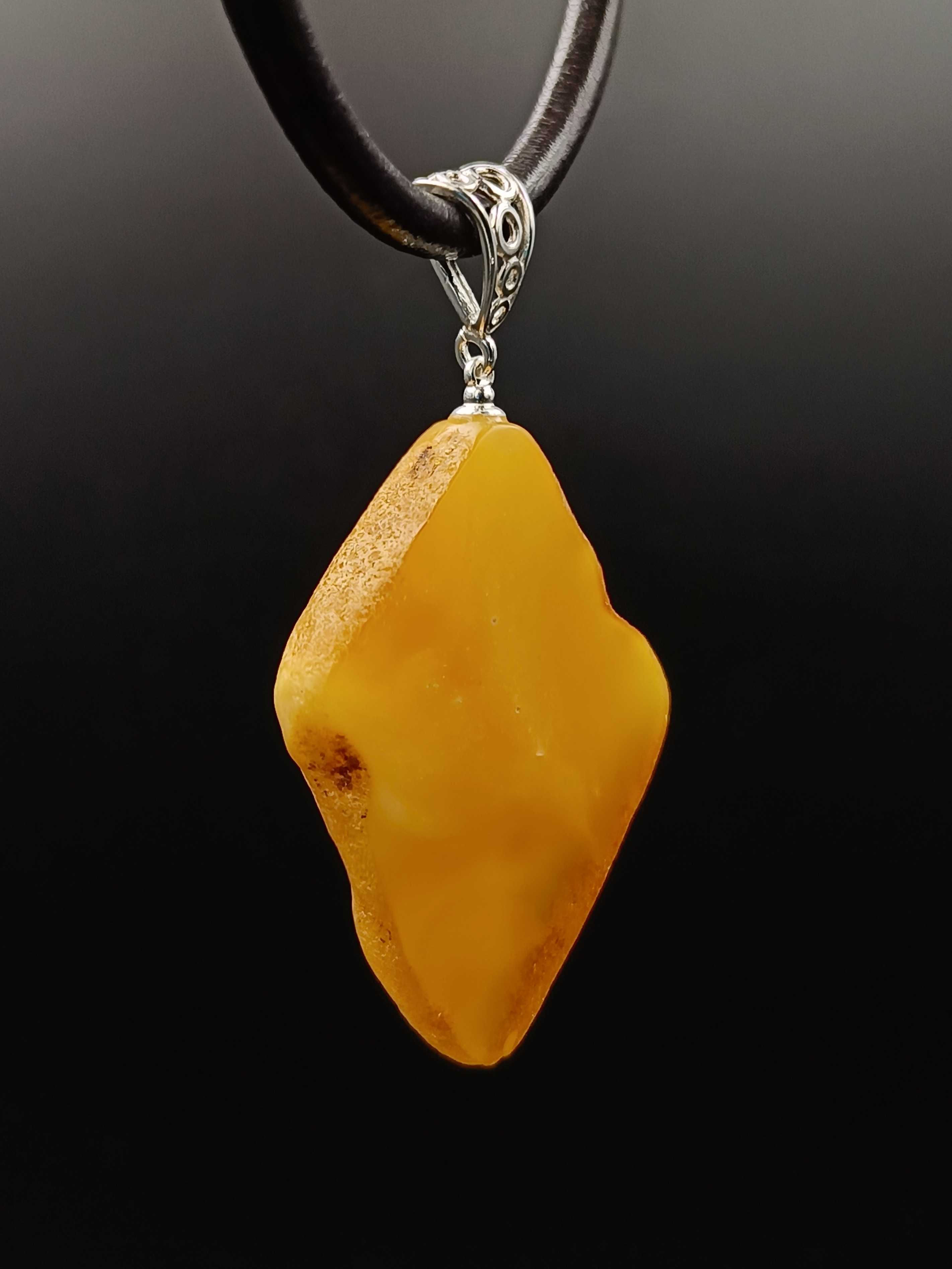 Wisiorek. Naturalny bursztyn bałtycki i srebro próby 925. Unikat.