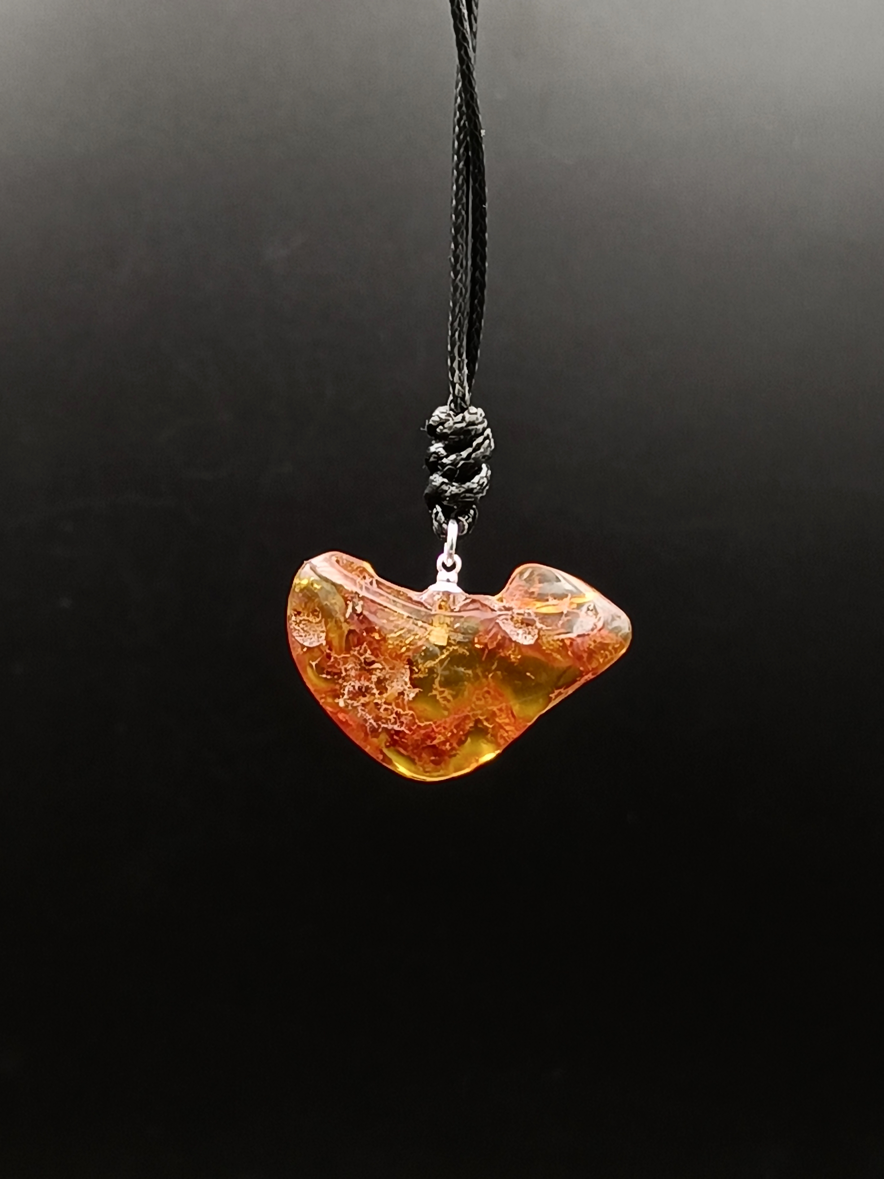 Wisiorek. Naturalny bursztyn bałtycki i srebro 925.