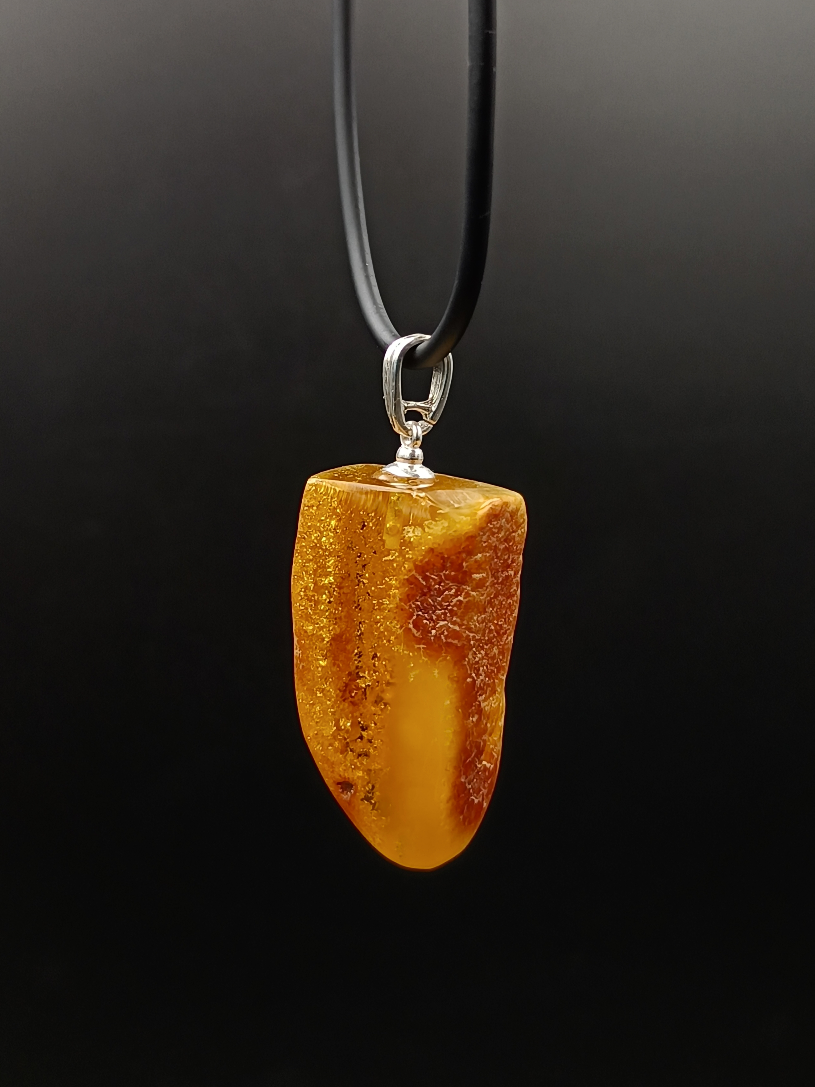 Wisiorek. Naturalny bursztyn bałtycki i srebro próby 925. Unikat.