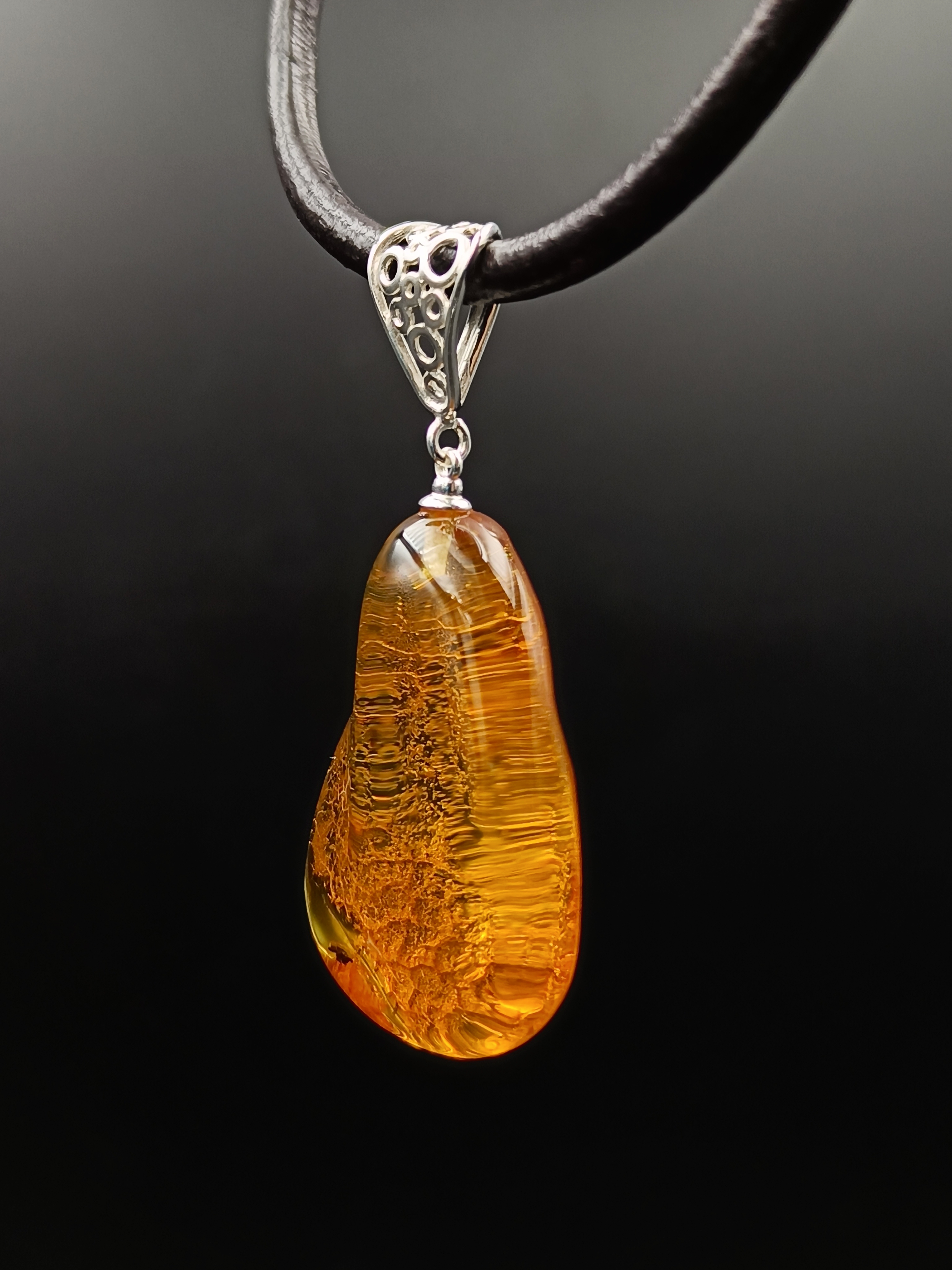 Wisiorek. Naturalny bursztyn bałtycki i srebro próby 925. Unikat.