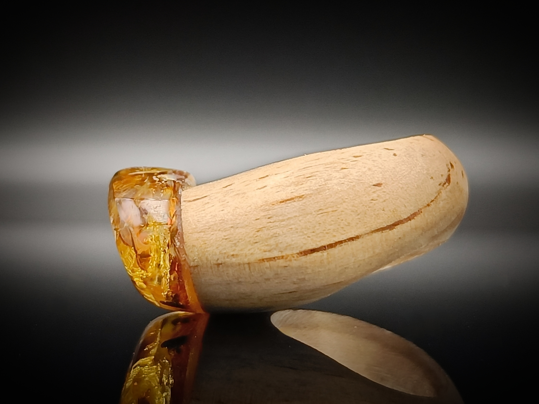 Pierścionek. Bursztyn bałtycki i drewno.