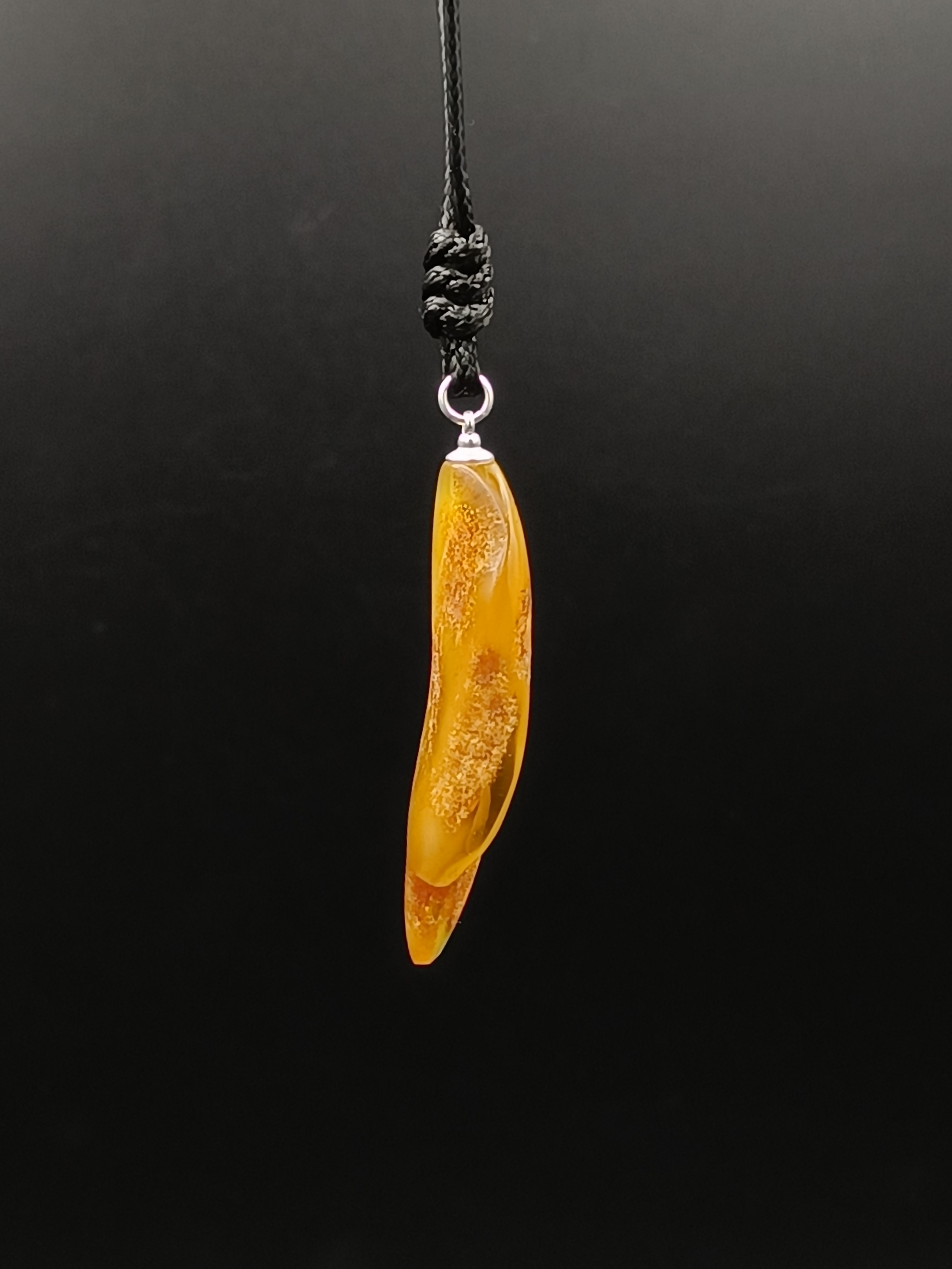 Wisiorek. Naturalny bursztyn bałtycki i srebro 925.
