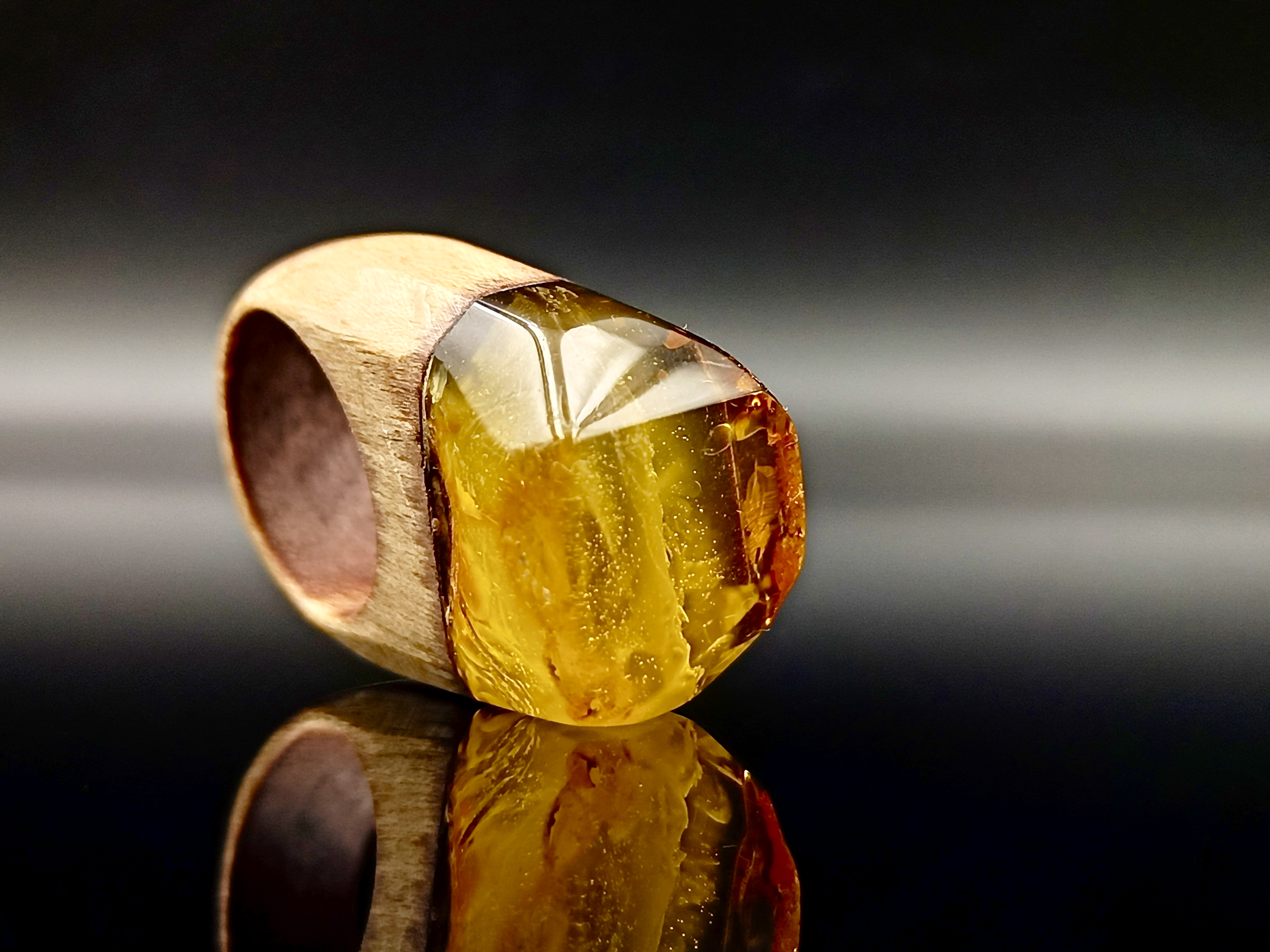 Pierścionek. Bursztyn bałtycki i drewno.