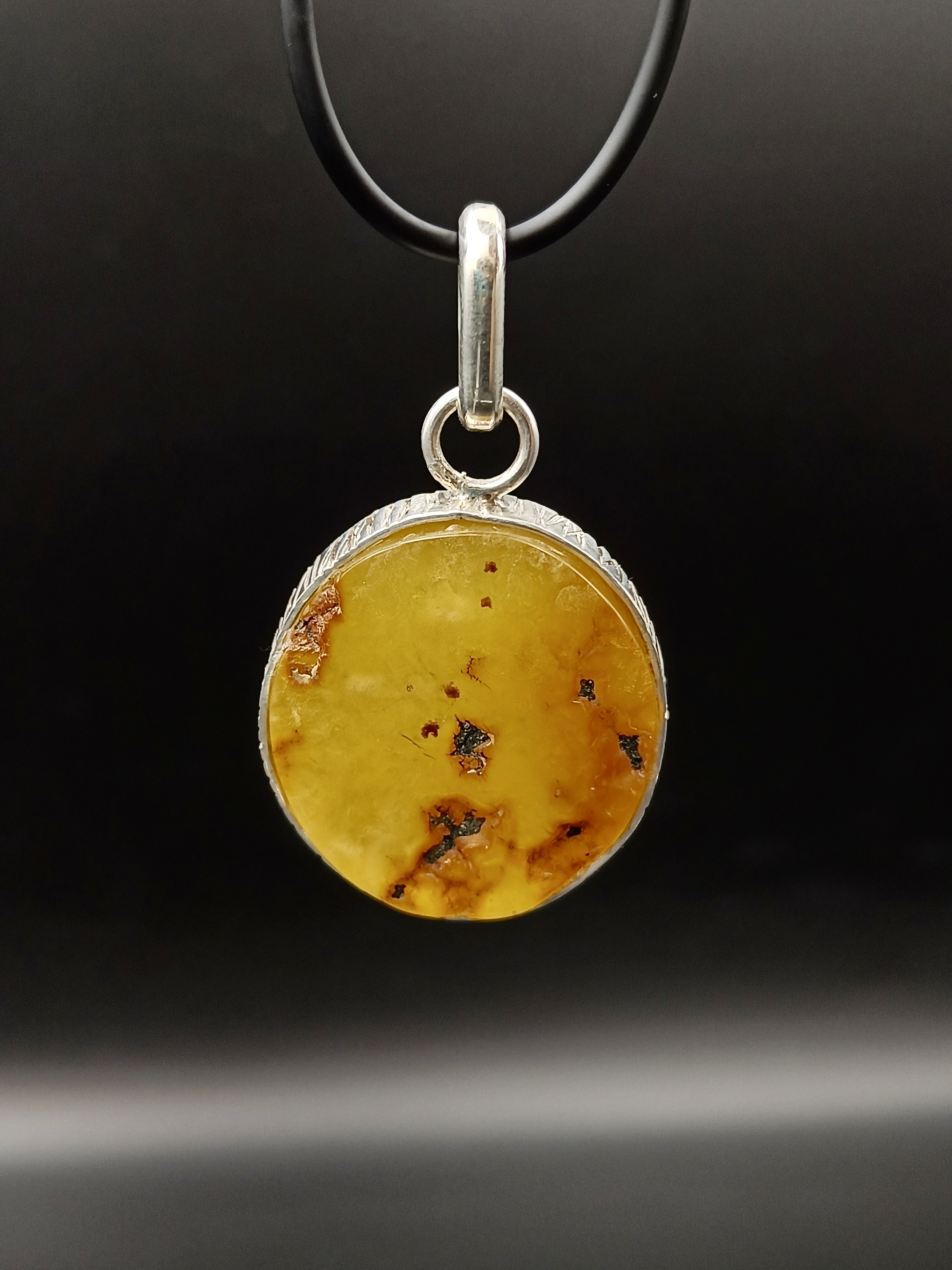 Wisiorek. Naturalny bursztyn bałtycki i srebro próby 925. Unikat.