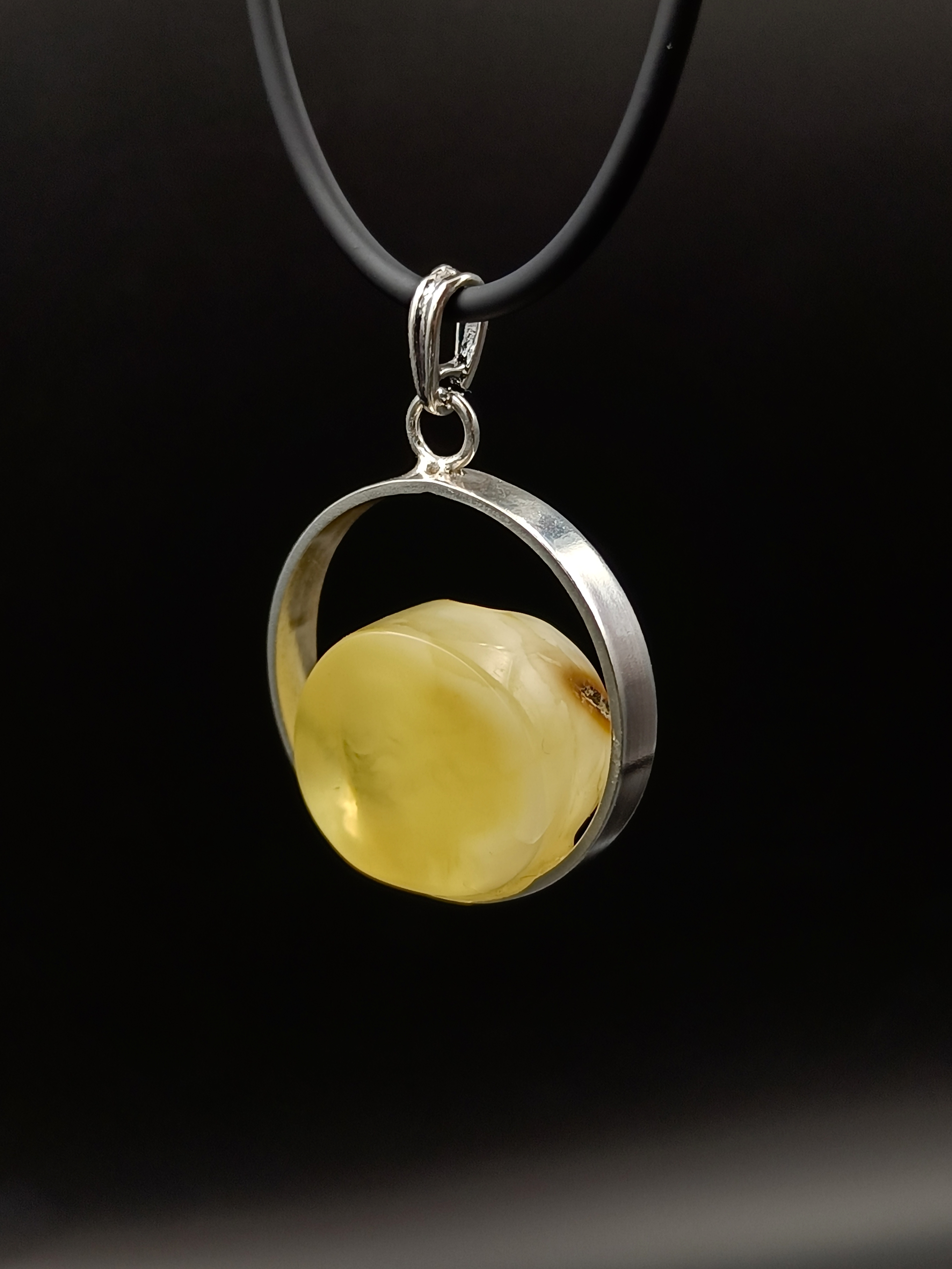 Wisiorek. Naturalny bursztyn bałtycki i srebro próby 925. Unikat.