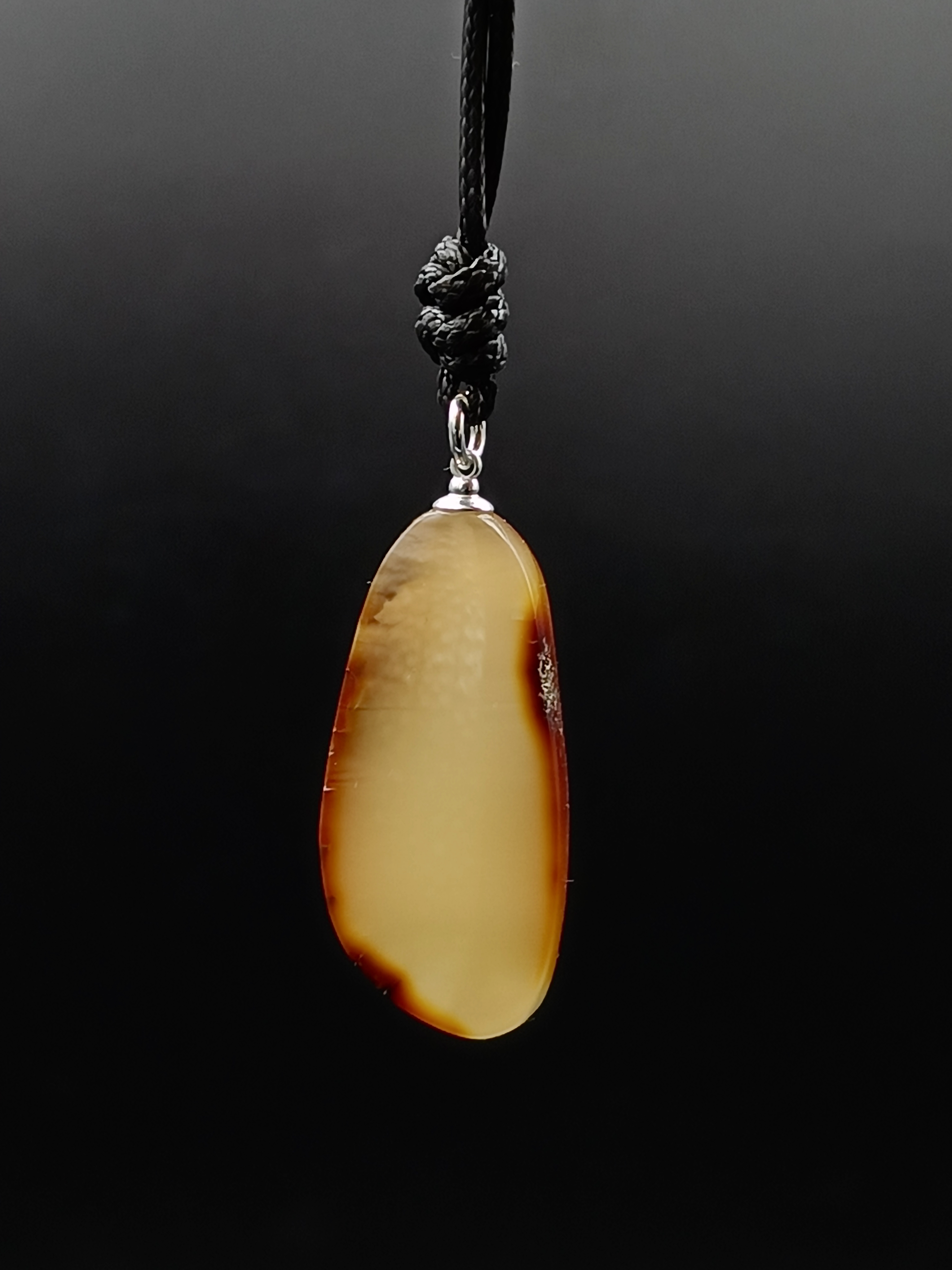 Wisiorek. Naturalny bursztyn bałtycki i srebro 925.
