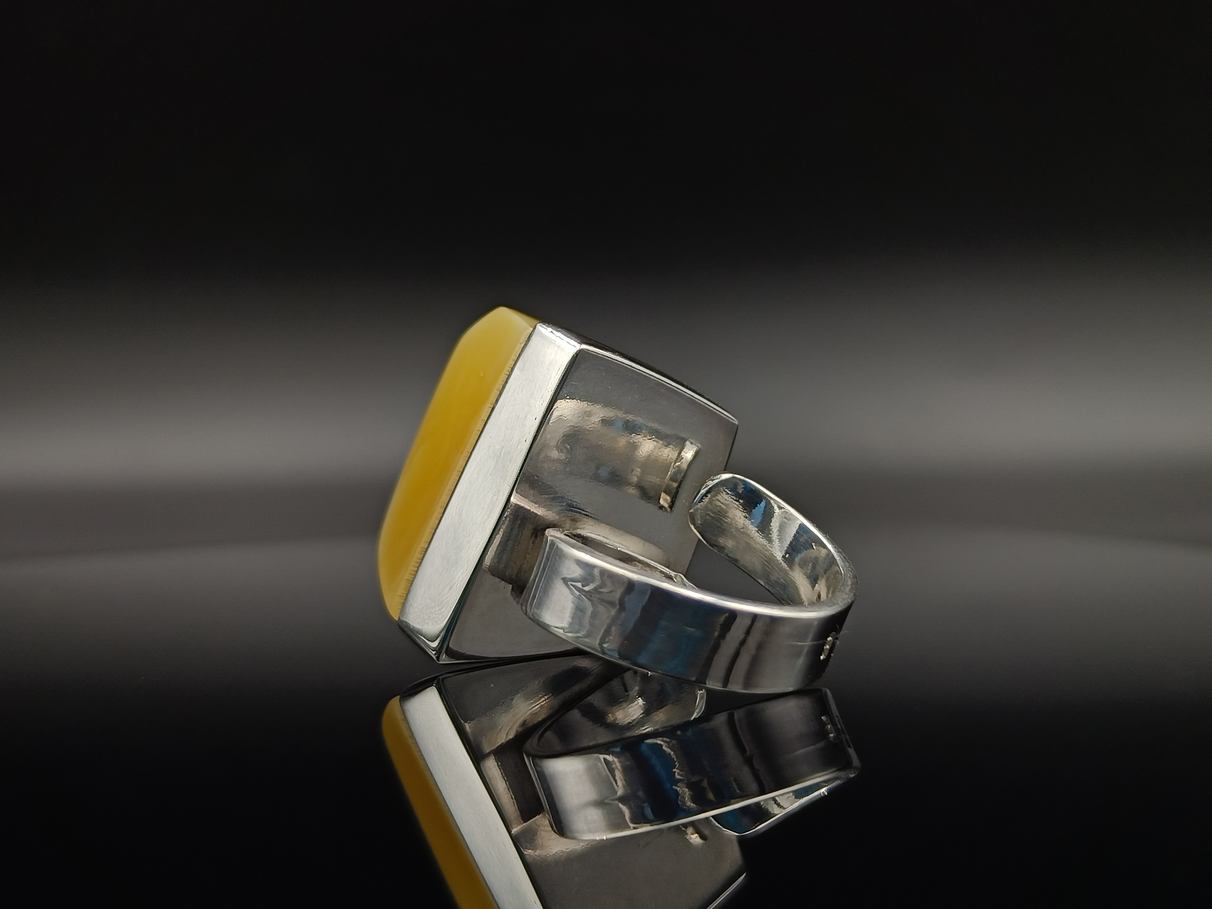 Pierścionek. Naturalny bursztyn bałtycki i srebro próby 925. Unikat.