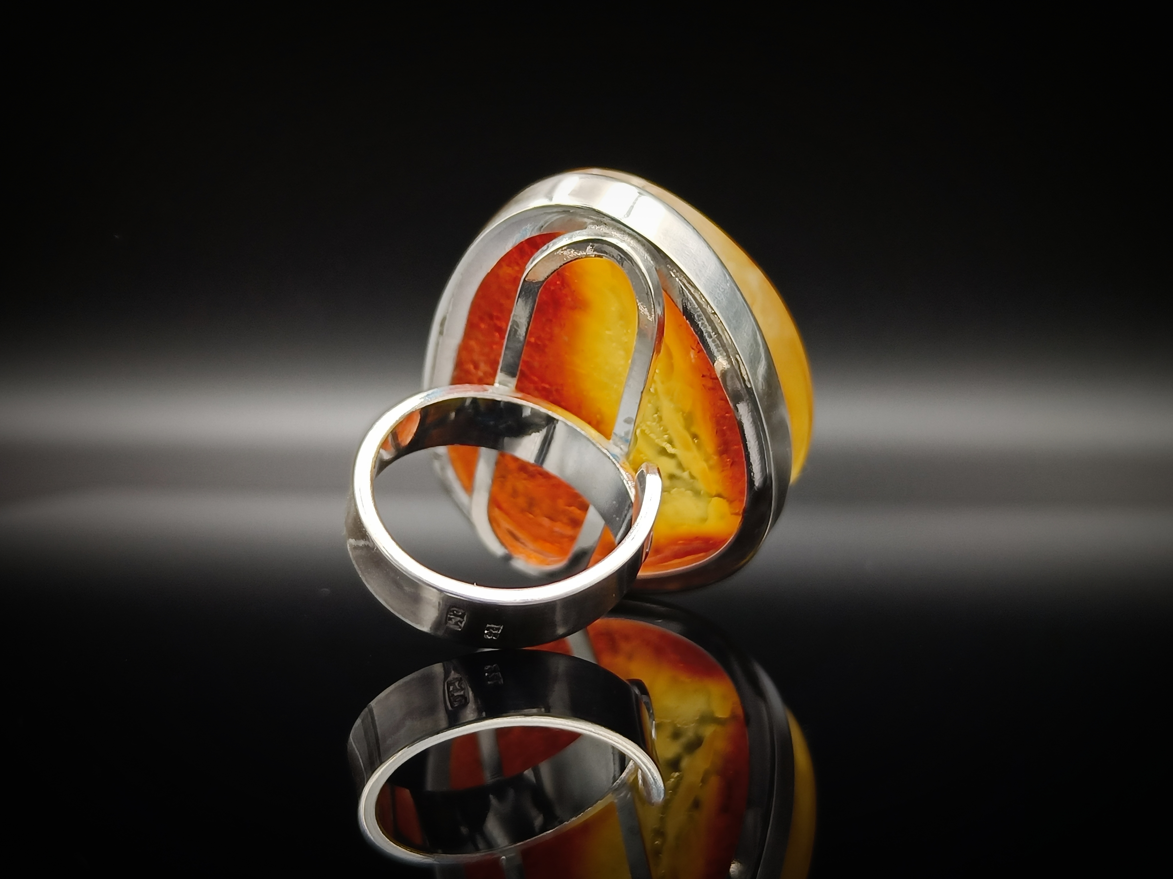 Pierścionek. Naturalny bursztyn bałtycki i srebro próby 925. Unikat.