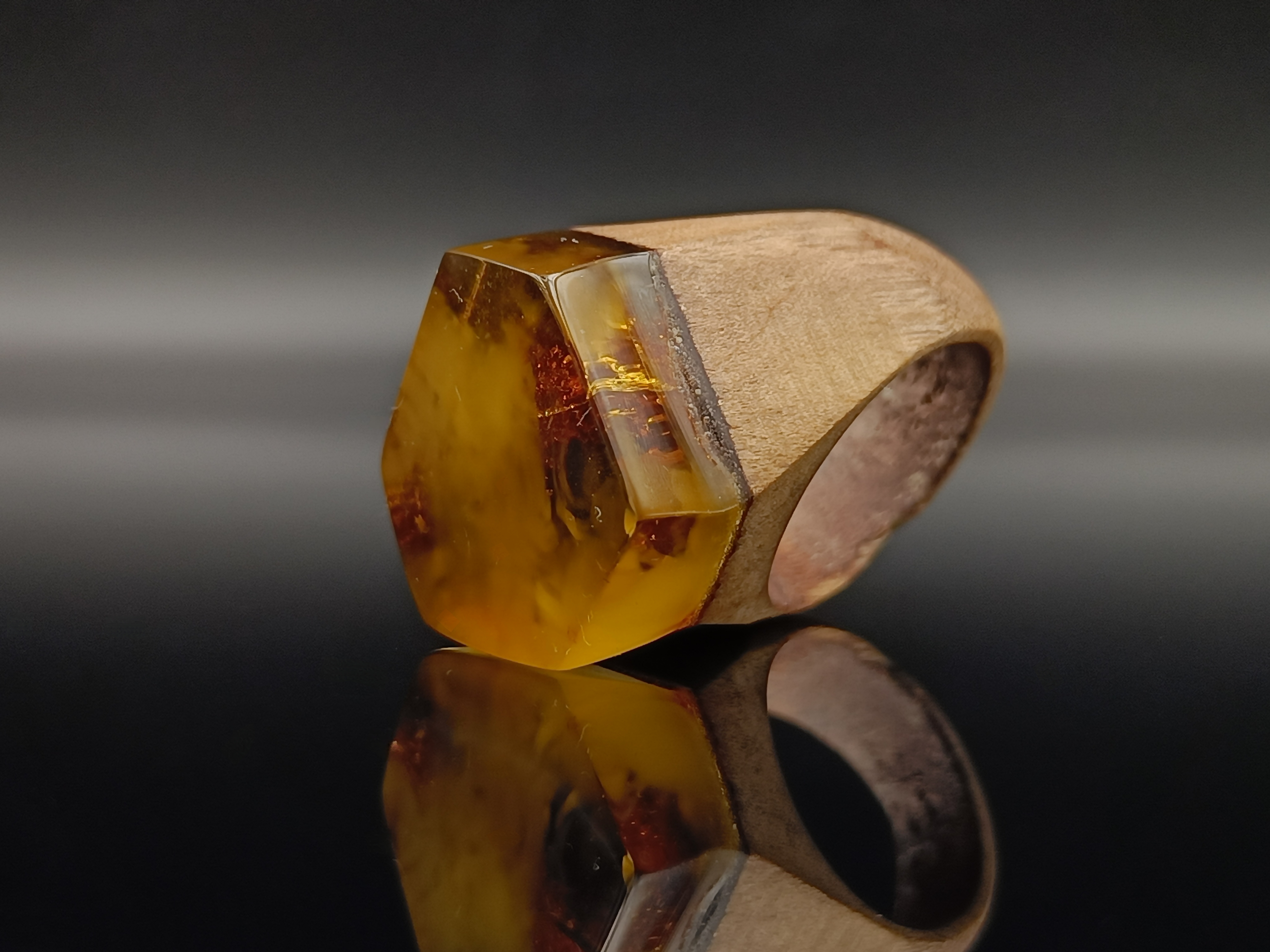 Pierścionek. Bursztyn bałtycki i drewno.