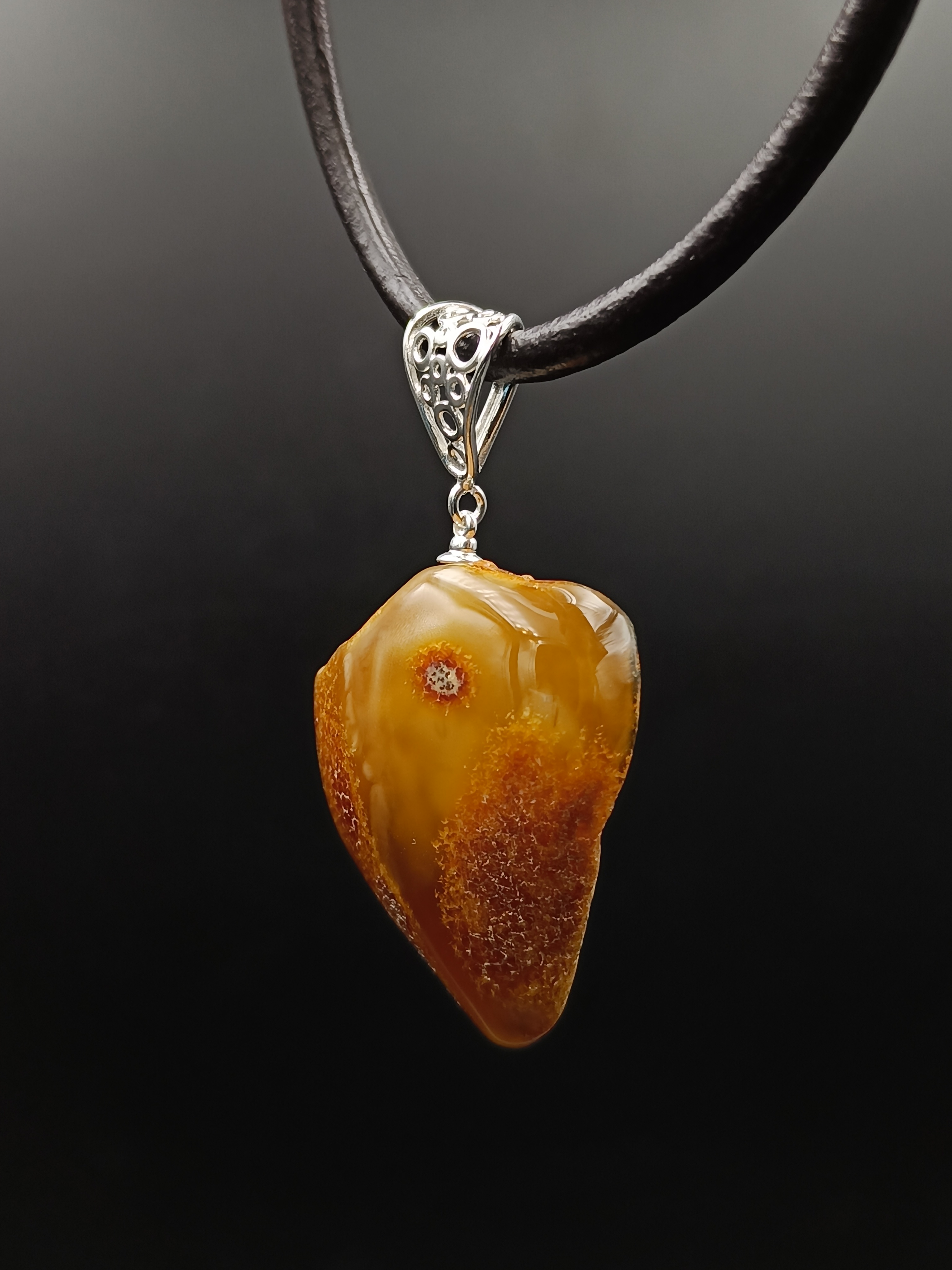 Wisiorek. Naturalny bursztyn bałtycki i srebro próby 925. Unikat.