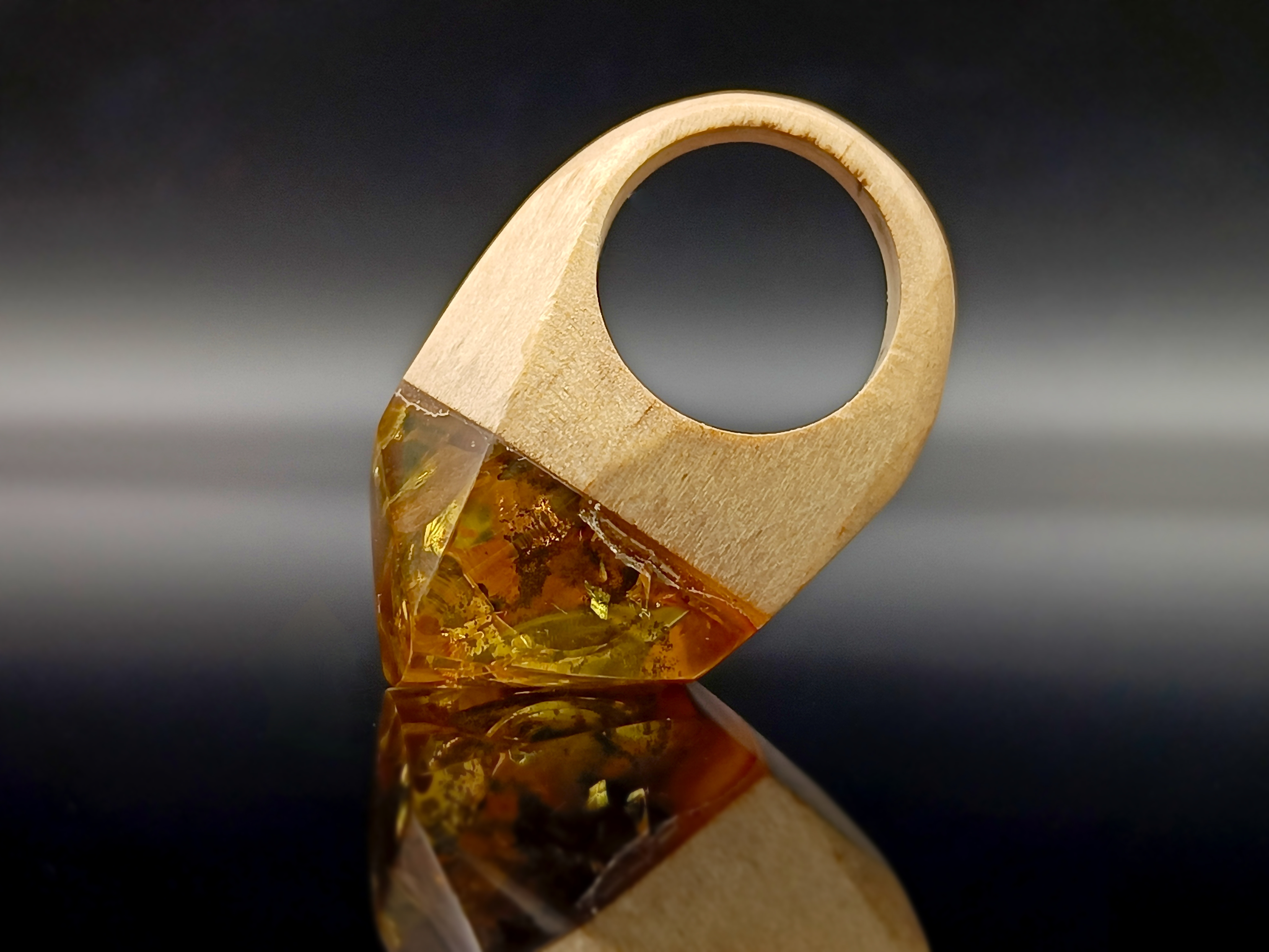 Pierścionek. Bursztyn bałtycki i drewno.