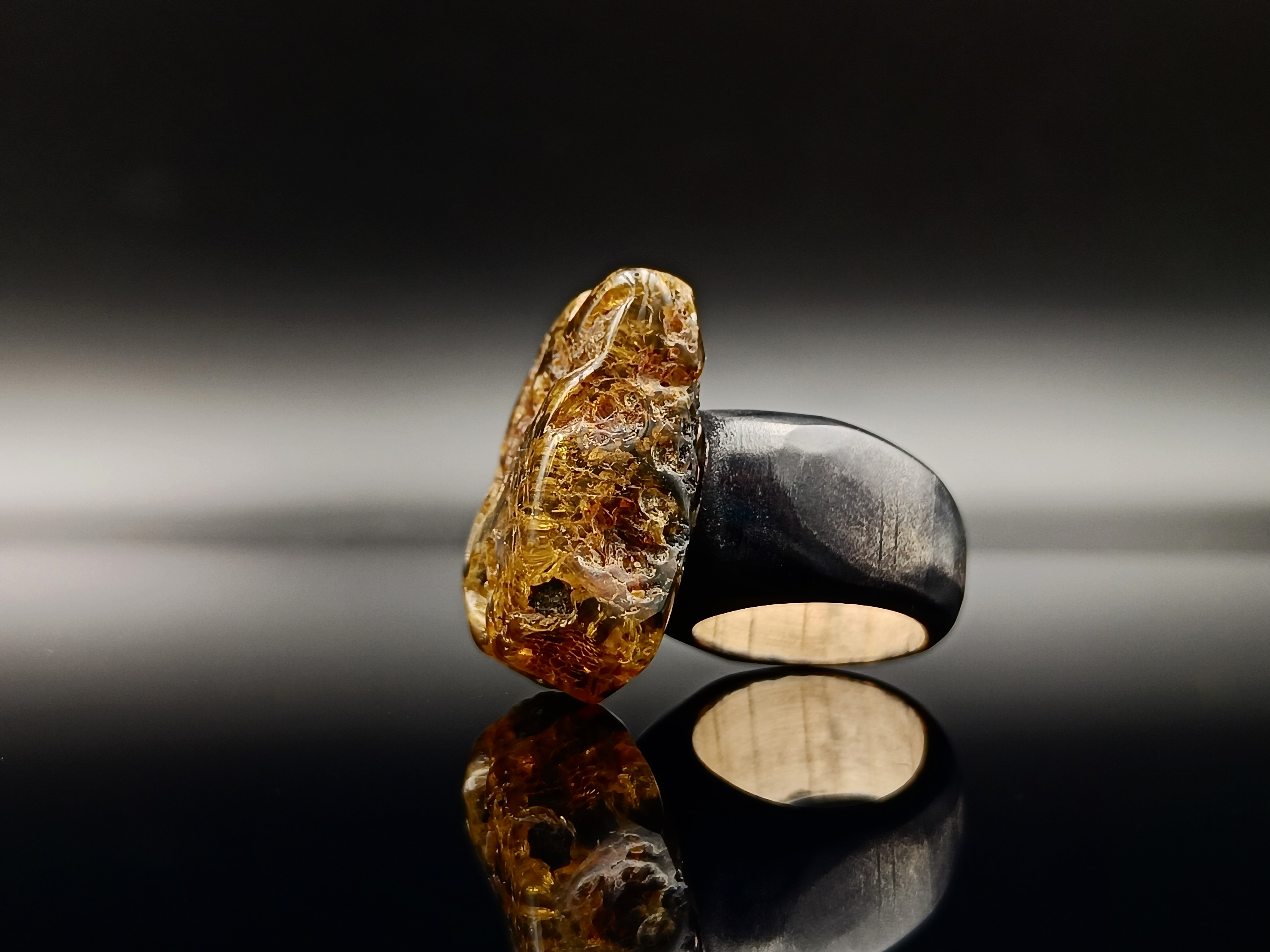 Pierścionek. Bursztyn bałtycki i drewno.