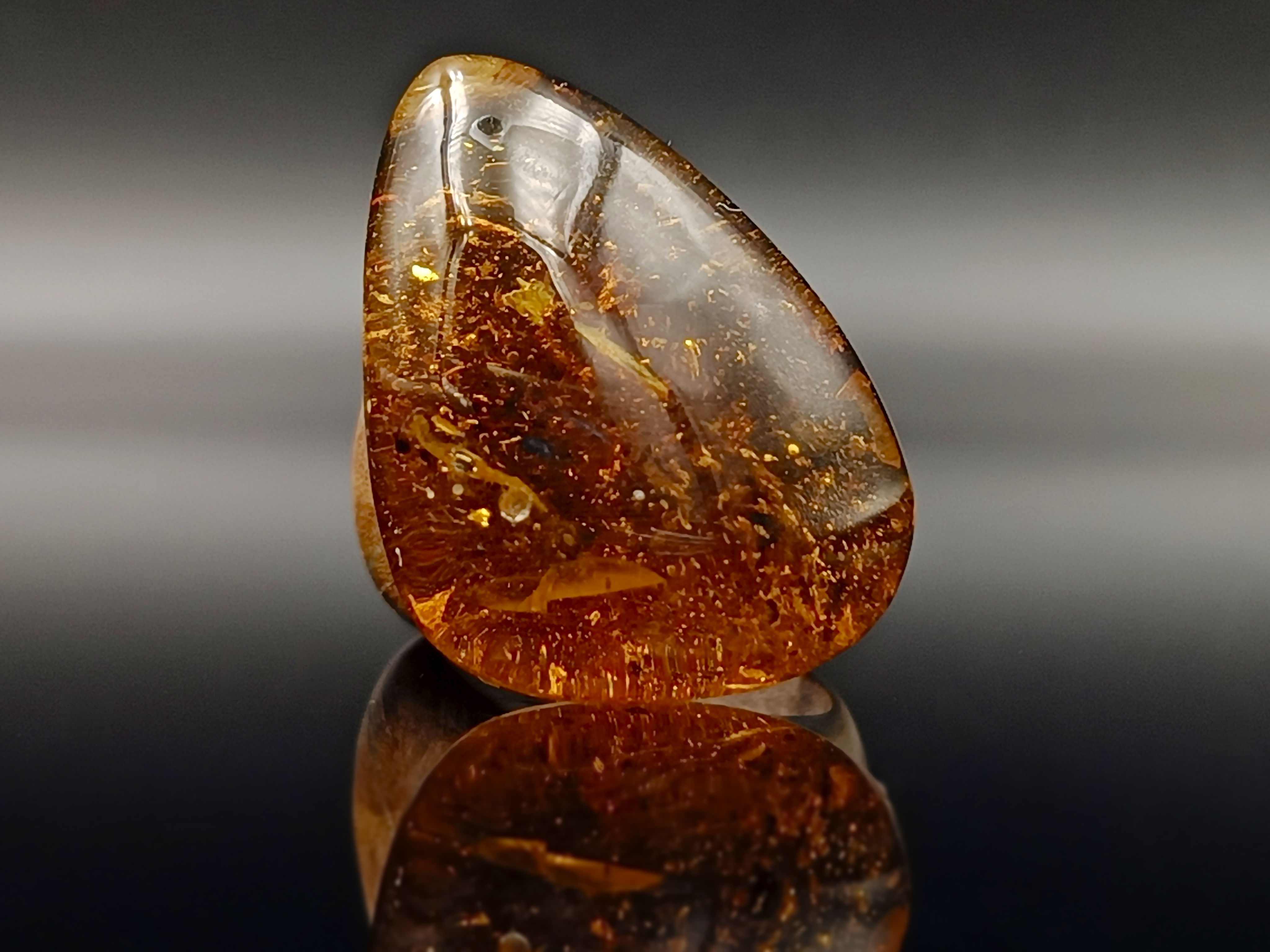 Pierścionek. Bursztyn bałtycki i drewno.