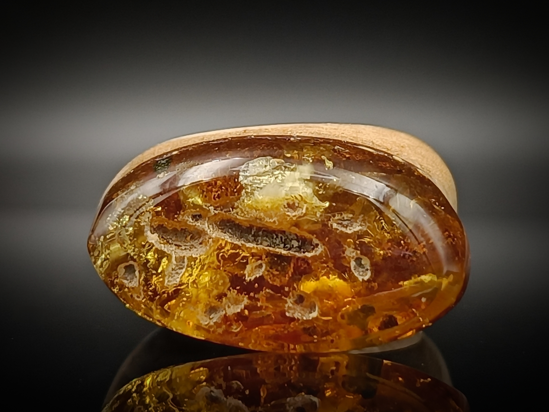 Pierścionek. Bursztyn bałtycki i drewno.