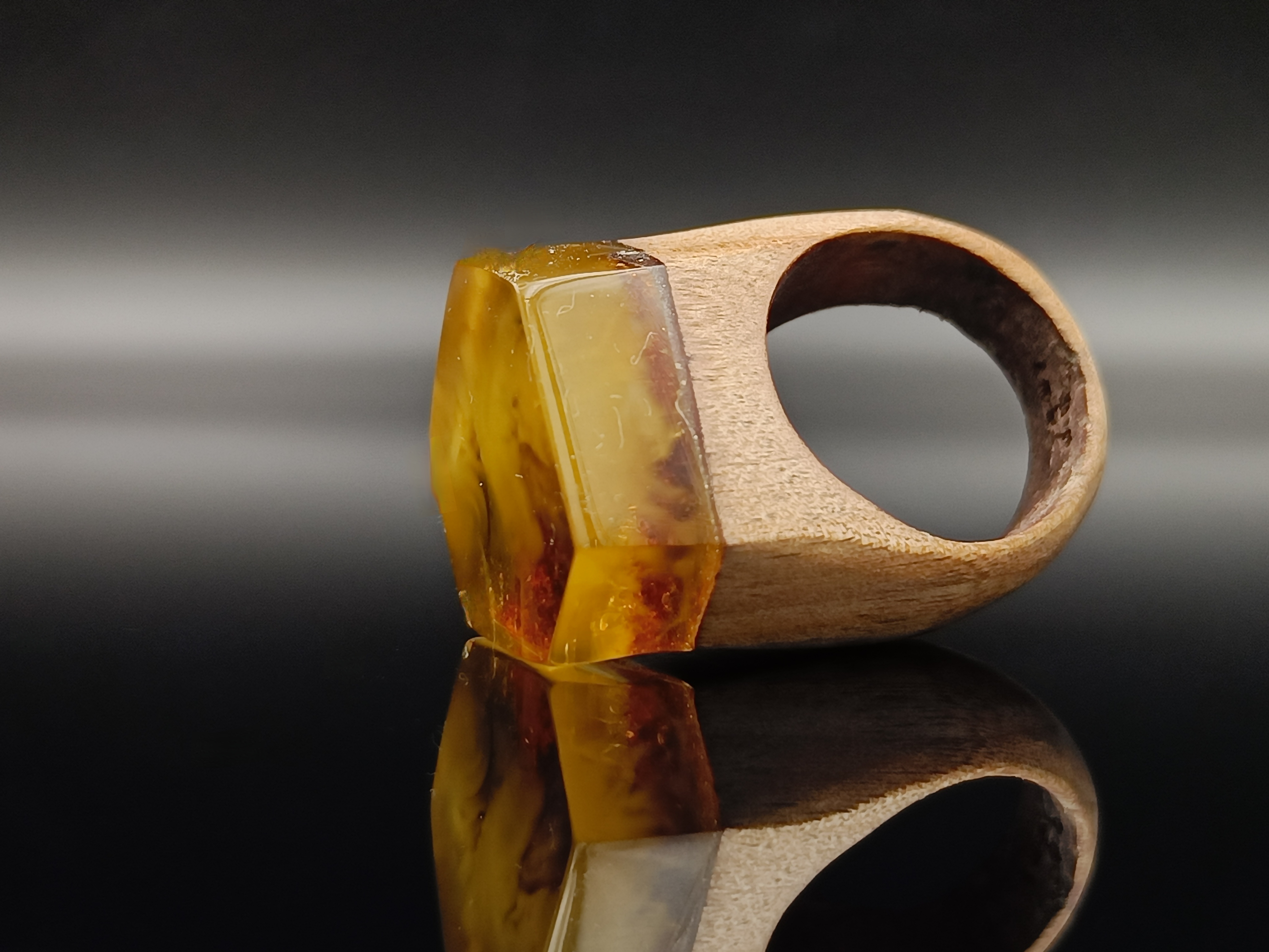 Pierścionek. Bursztyn bałtycki i drewno.