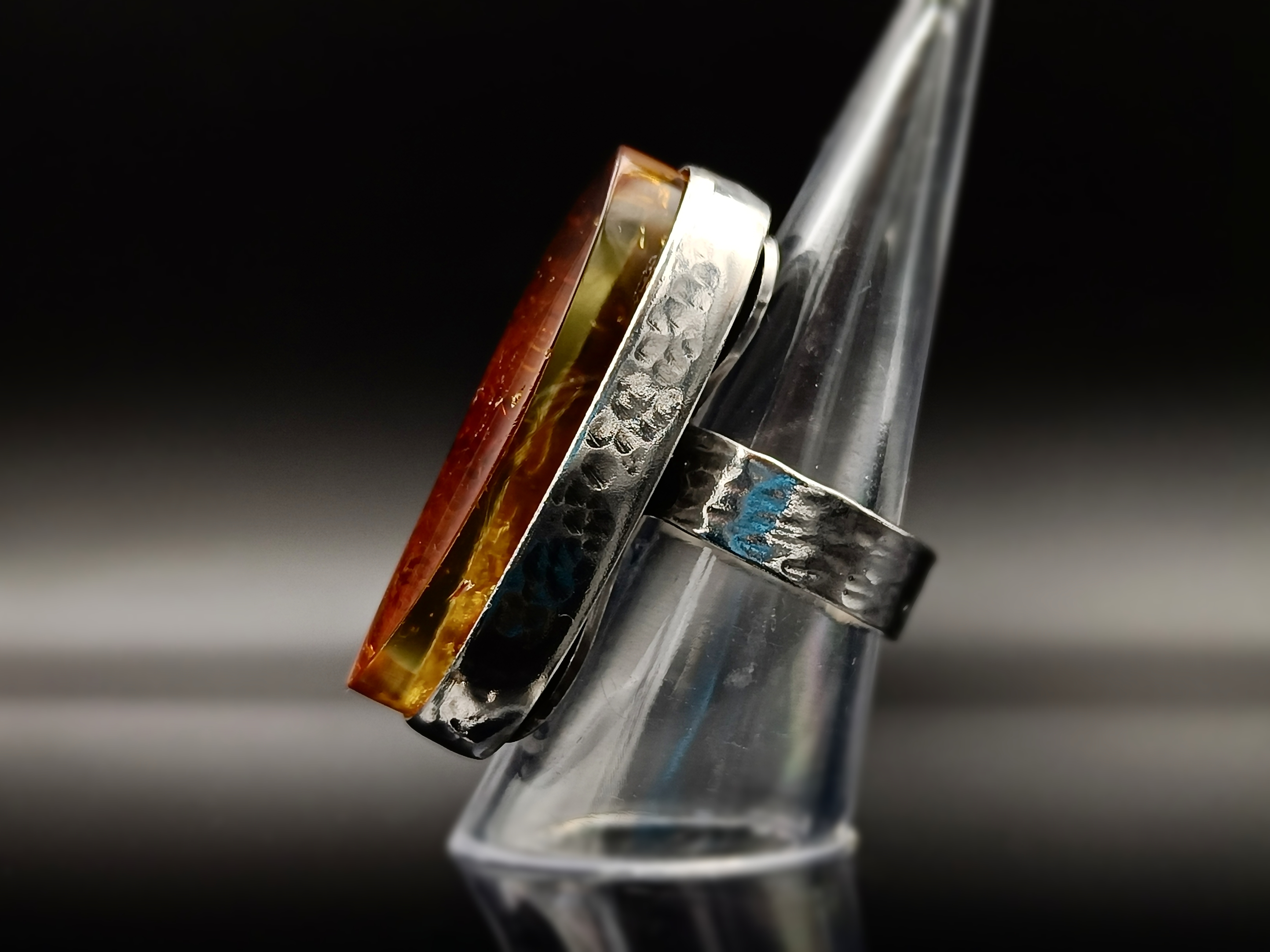 Pierścionek. Bursztyn bałtycki i srebro próby 925. Unikat.