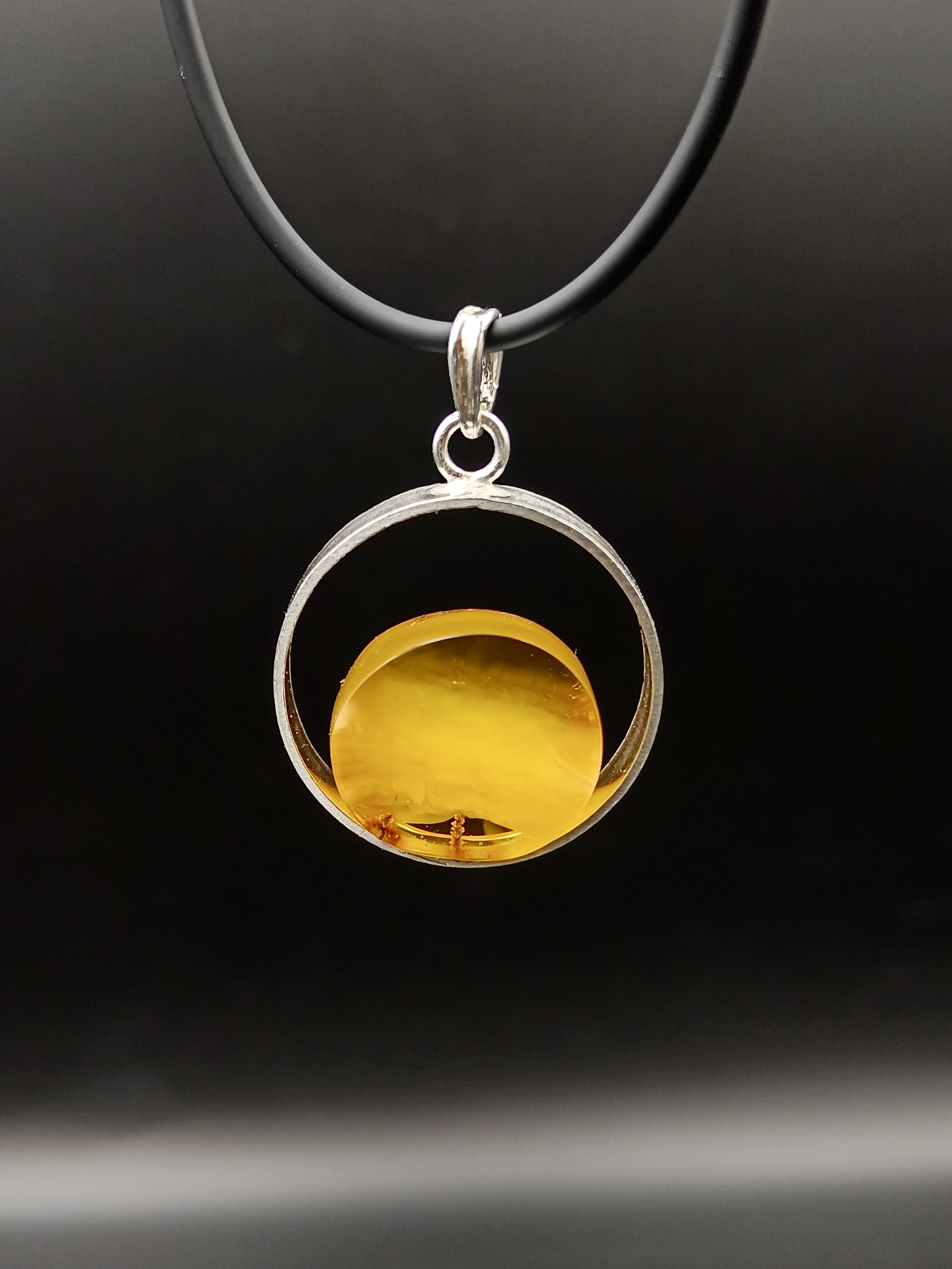 Wisiorek. Naturalny bursztyn bałtycki i srebro próby 925. Unikat.