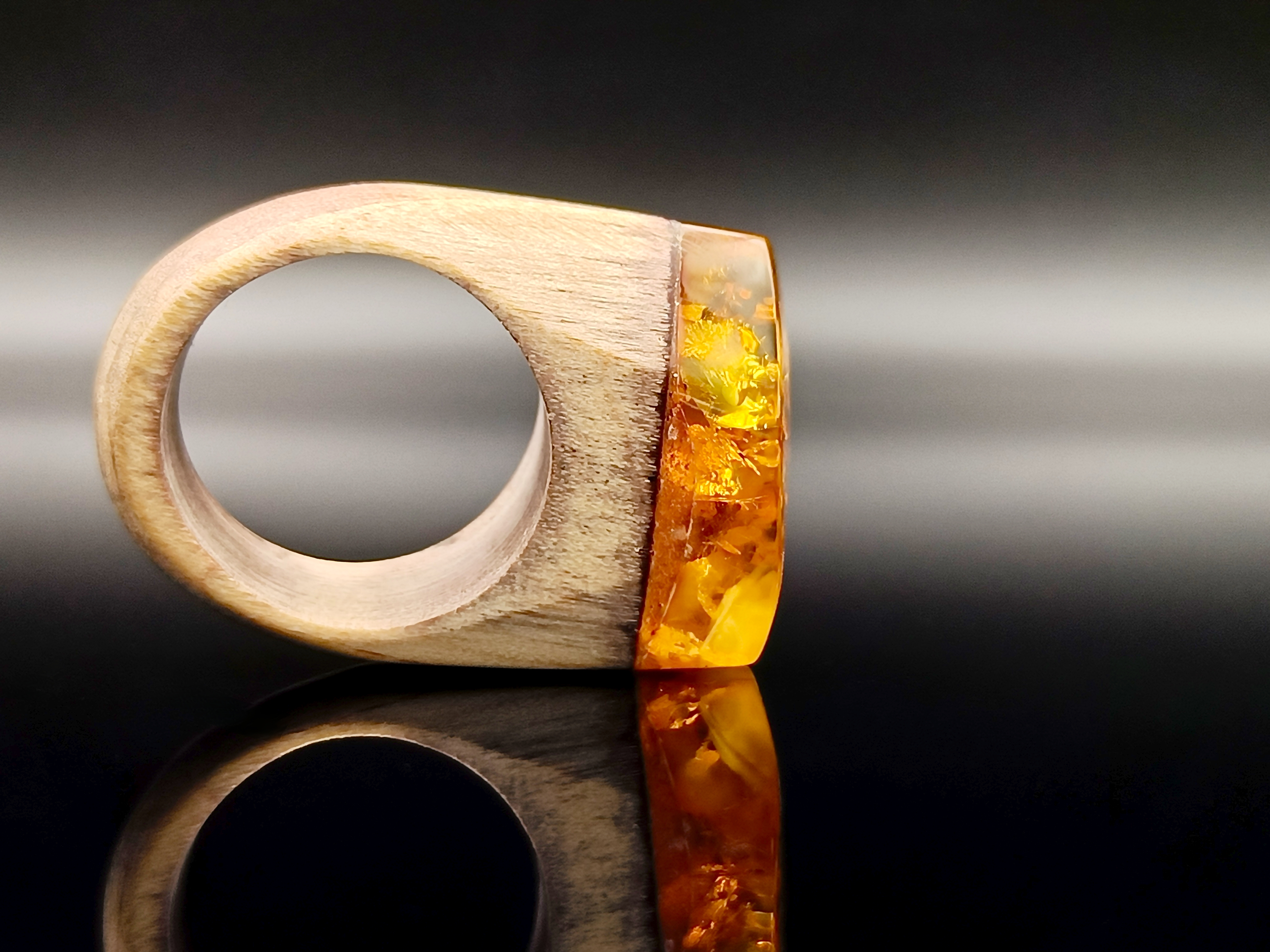 Pierścionek. Bursztyn bałtycki i drewno.