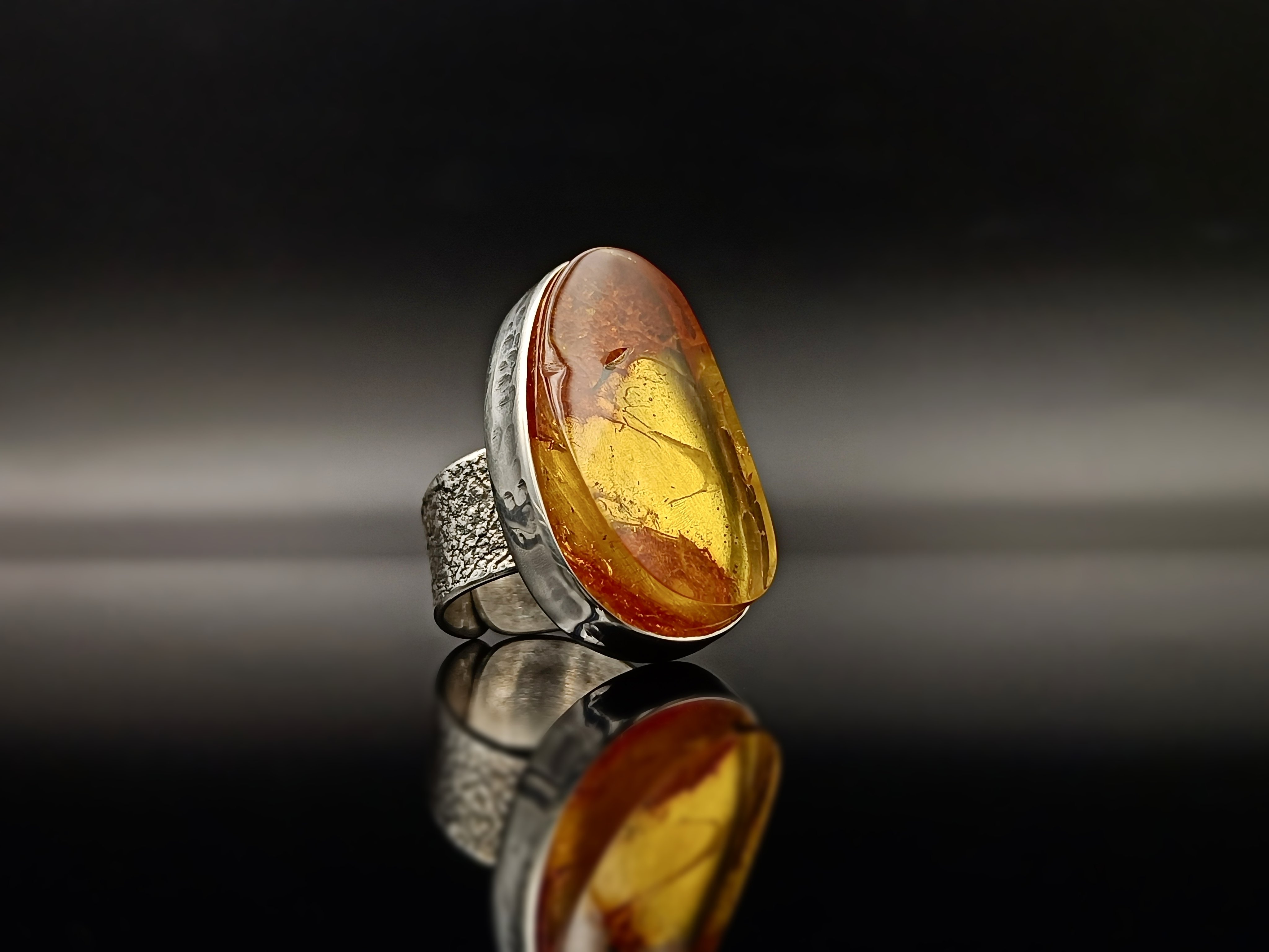 Pierścionek. Bursztyn bałtycki i srebro próby 925. Unikat.