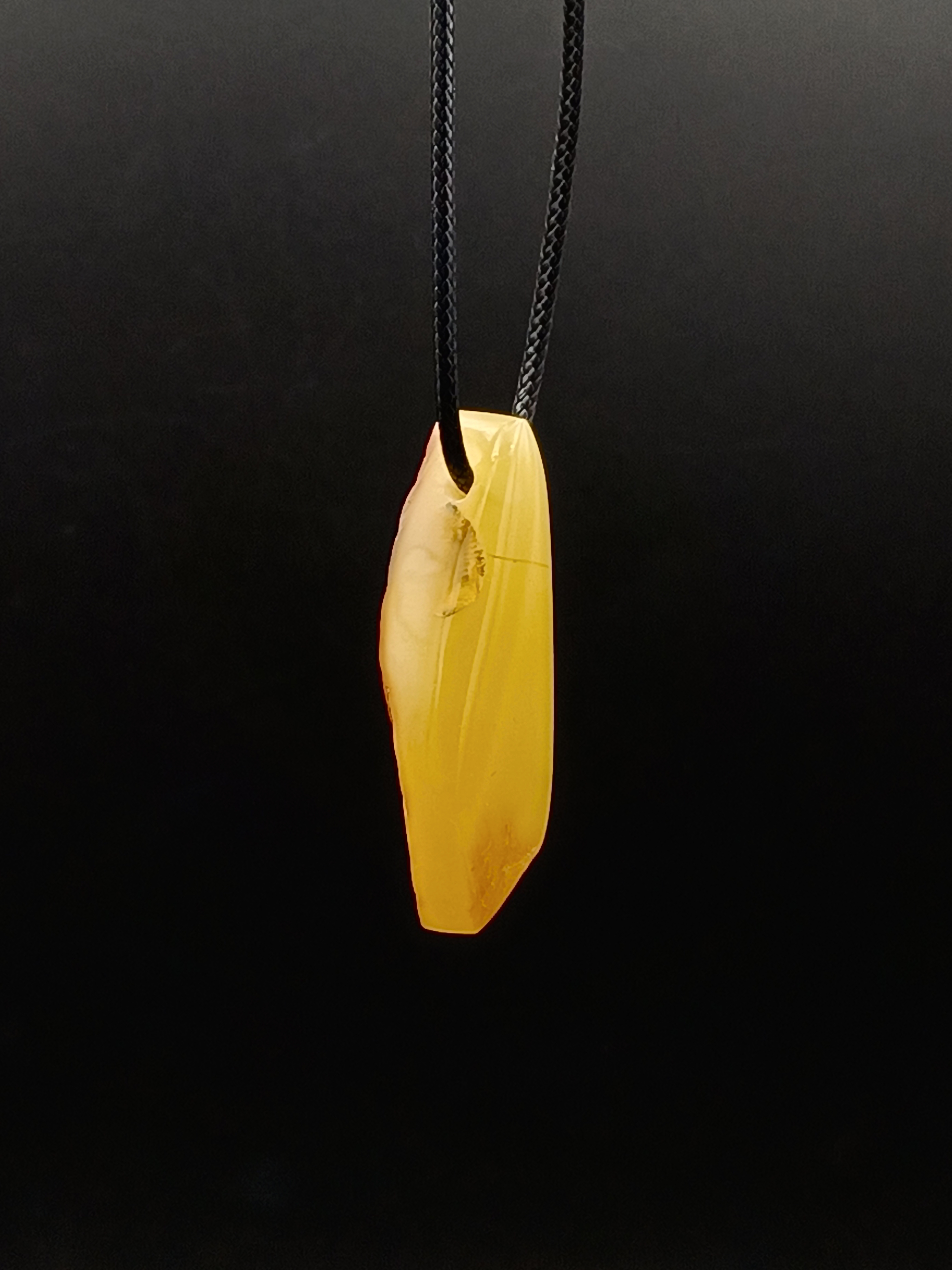 Wisiorek. Naturalny bursztyn bałtycki.