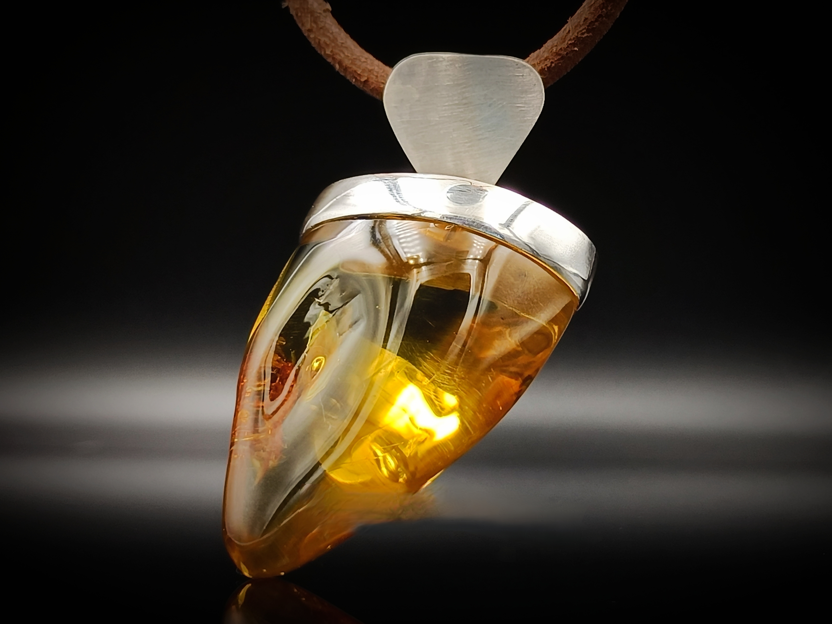 Wisior. Naturalny bursztyn bałtycki i srebro próby 925. Unikat.