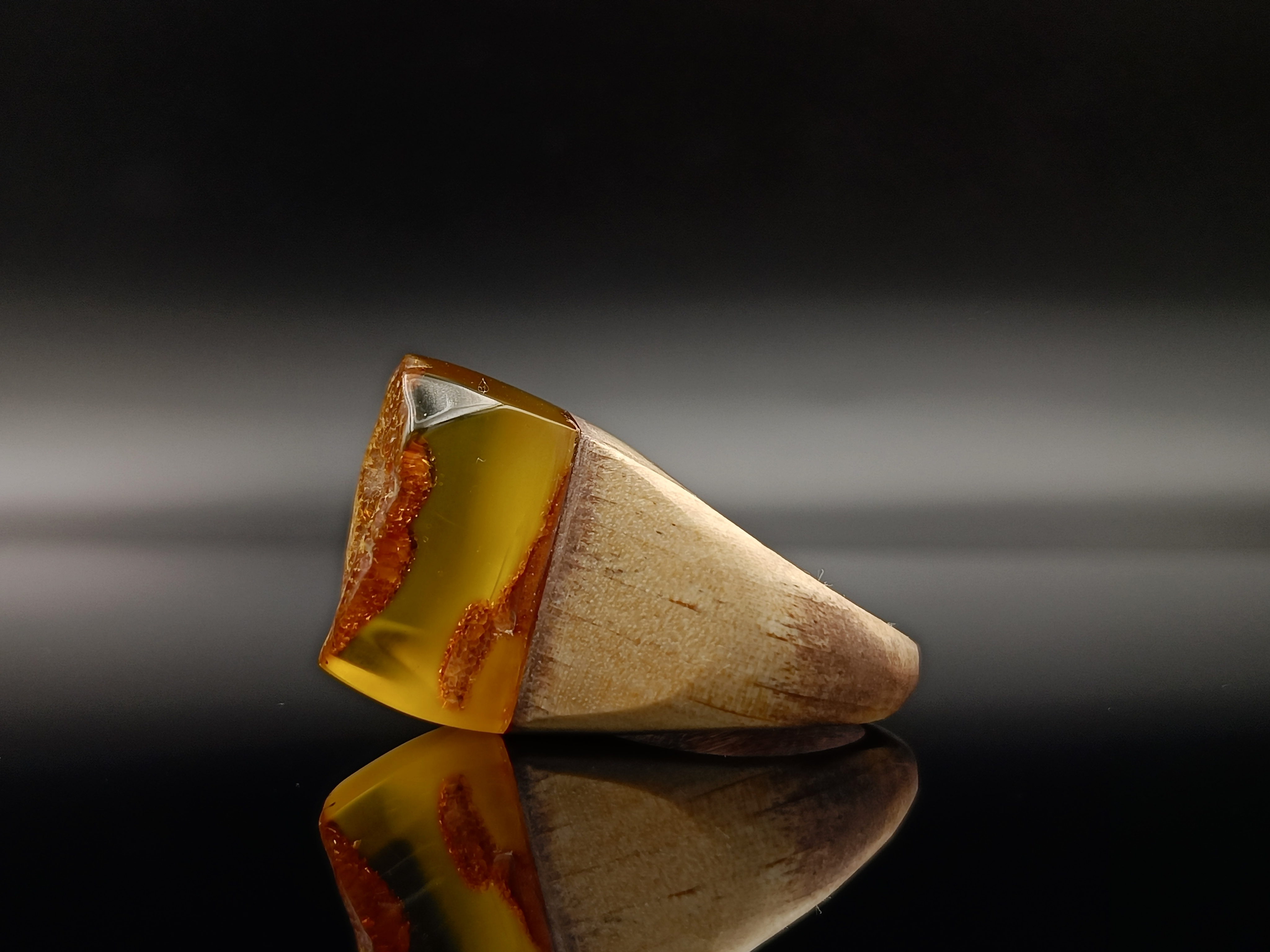 Pierścionek. Bursztyn bałtycki i drewno.