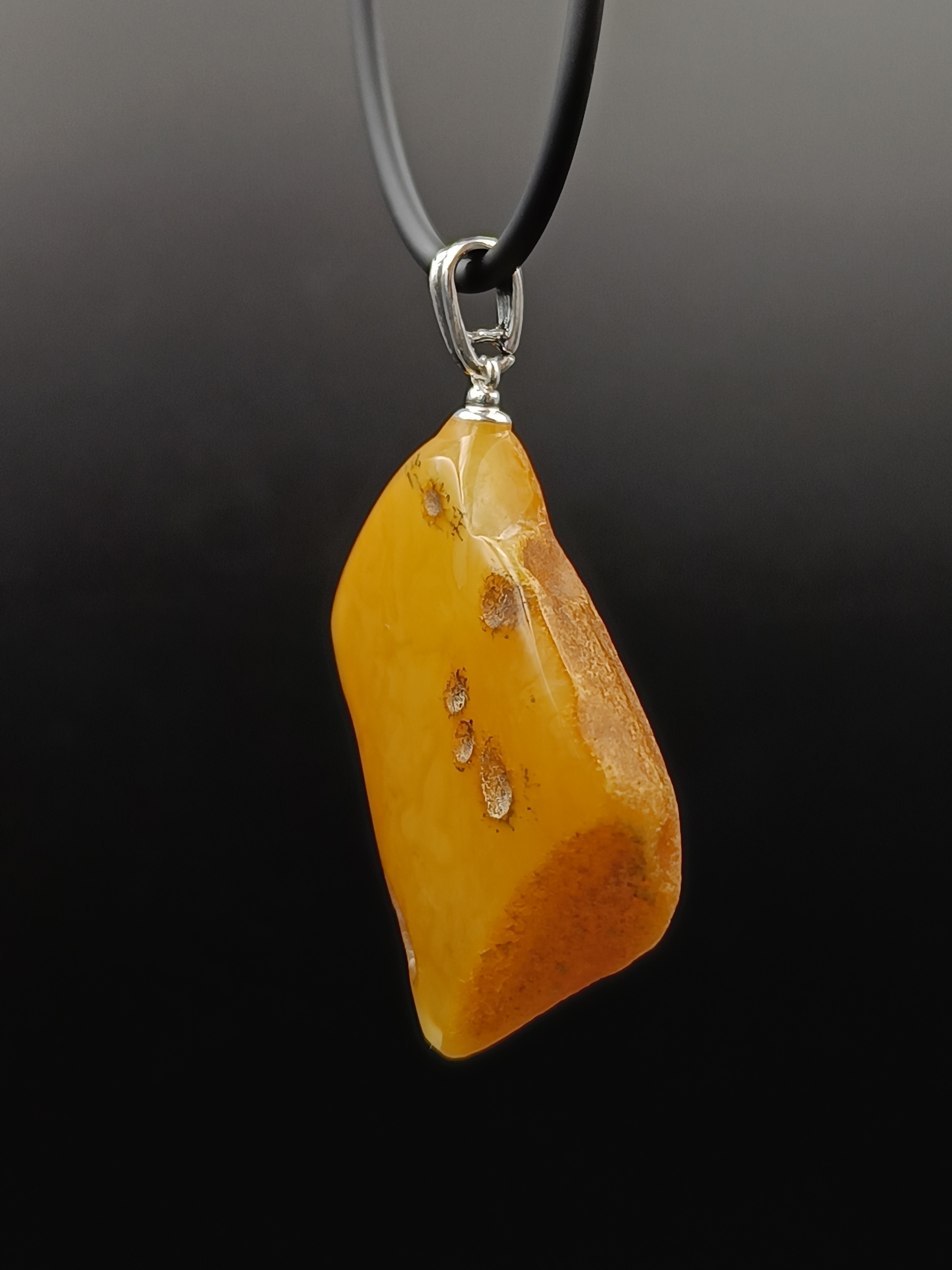 Wisiorek. Naturalny bursztyn bałtycki i srebro próby 925. Unikat.