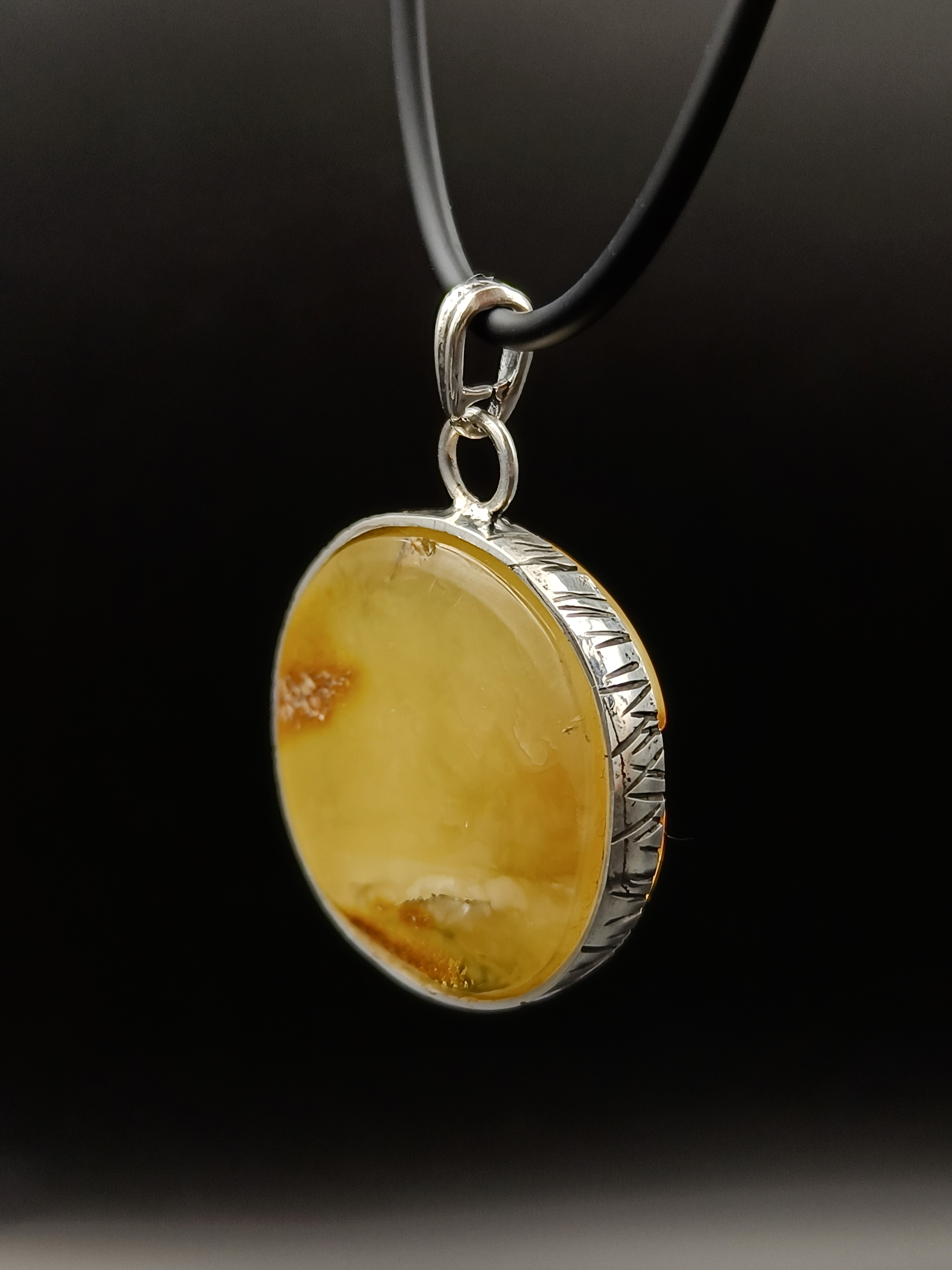 Wisiorek. Naturalny bursztyn bałtycki i srebro próby 925. Unikat.