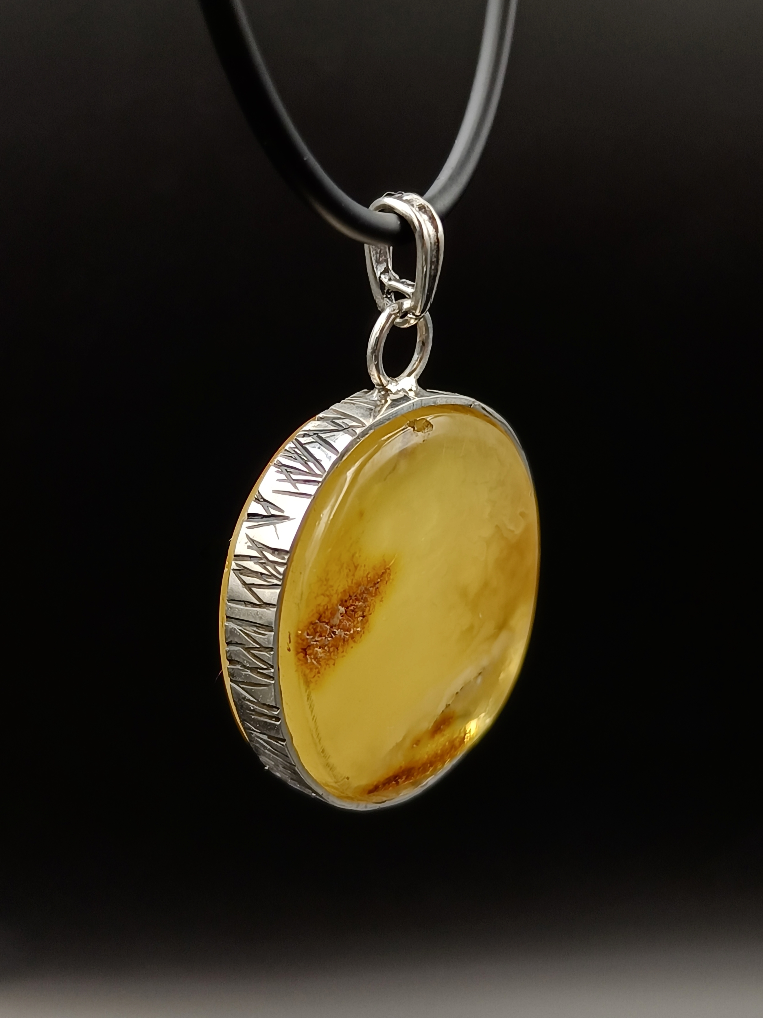 Wisiorek. Naturalny bursztyn bałtycki i srebro próby 925. Unikat.